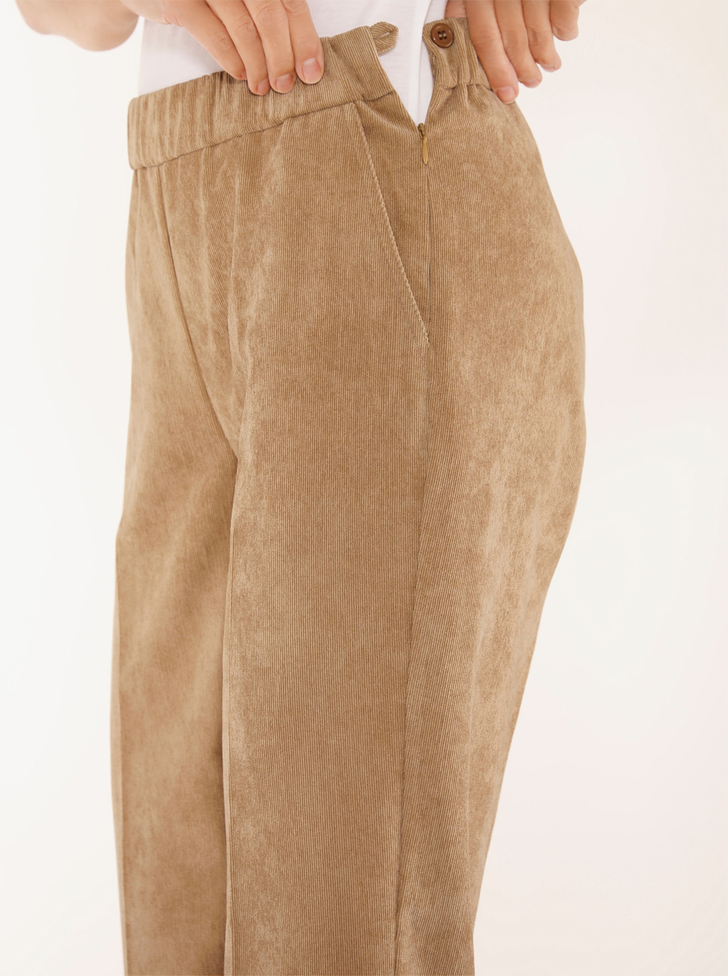 Cordhose mit Bügelfalten