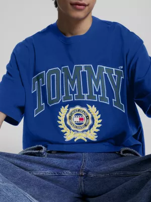 Camiseta oversized com logo da faculdade