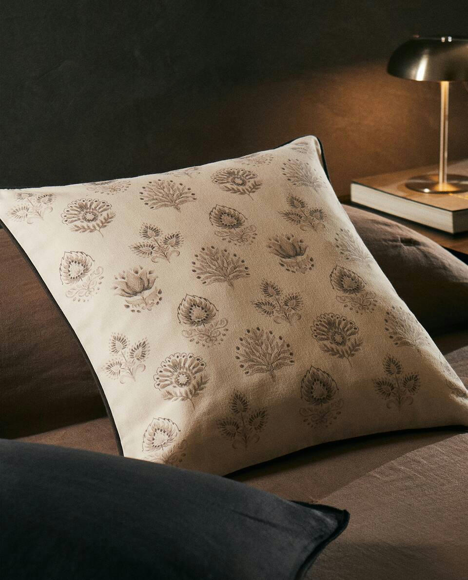 CAPA DE ALMOFADA COM ESTAMPA FLORAL