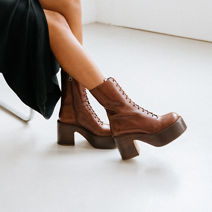 Boots à plateformes et lacets  en cuir vieilli marron