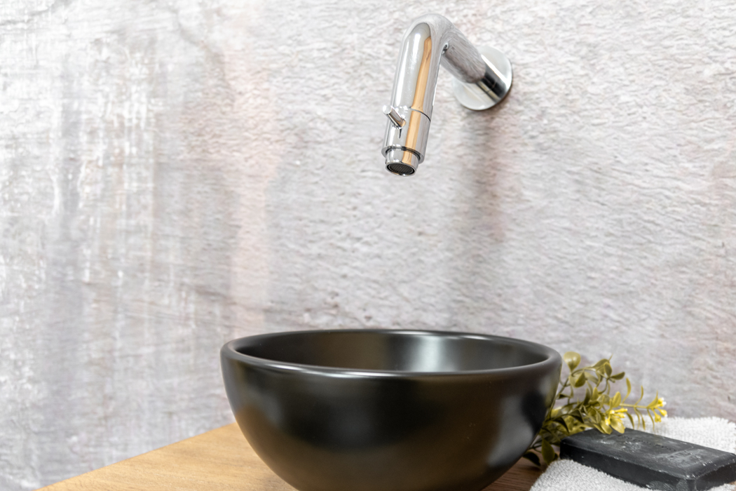 Saniclear Seba fonteinset met bruin eiken plank, zwarte waskom en chromen kraan voor in het toilet
