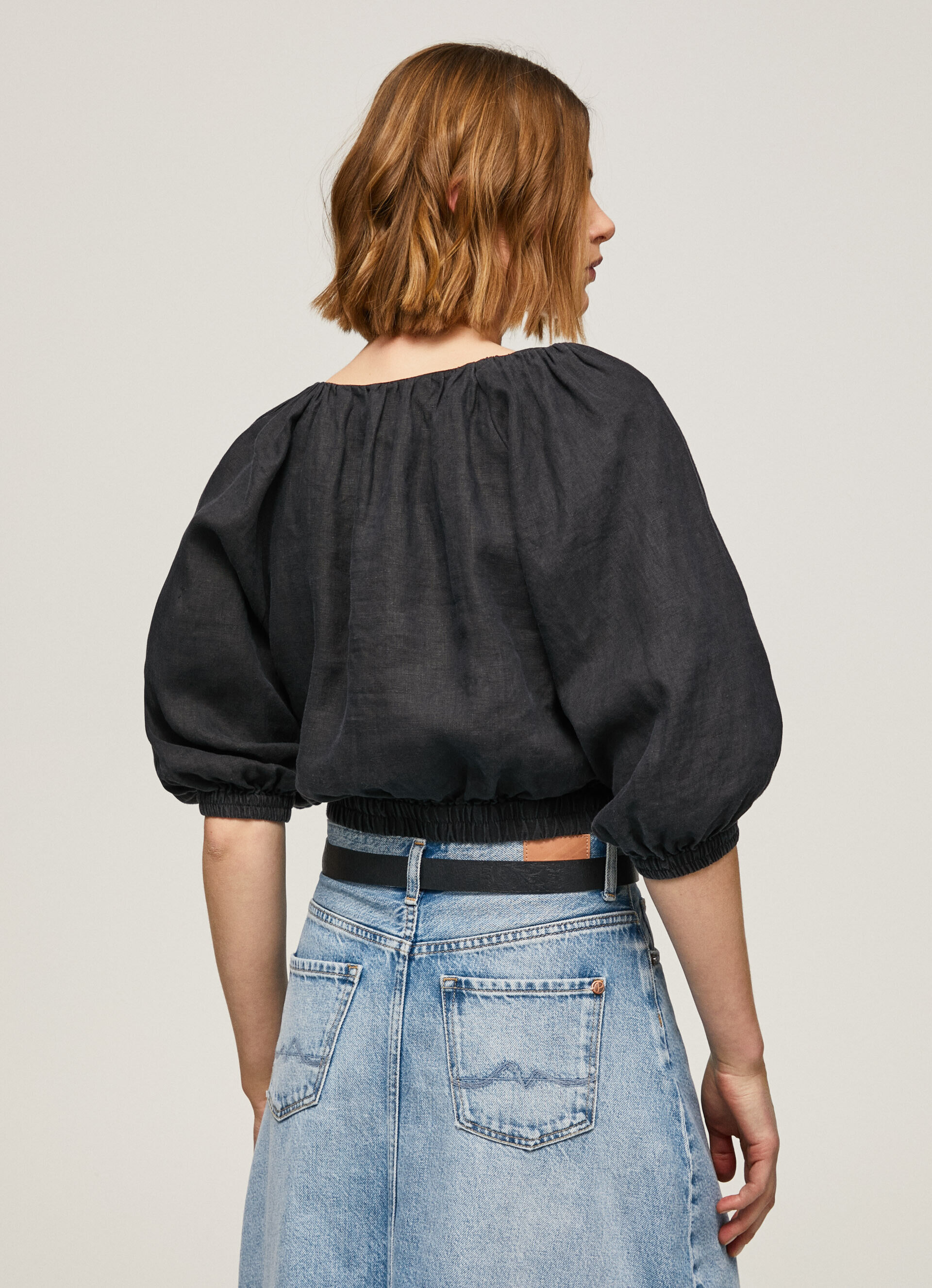 Blusa cropped com decote em V - preta
