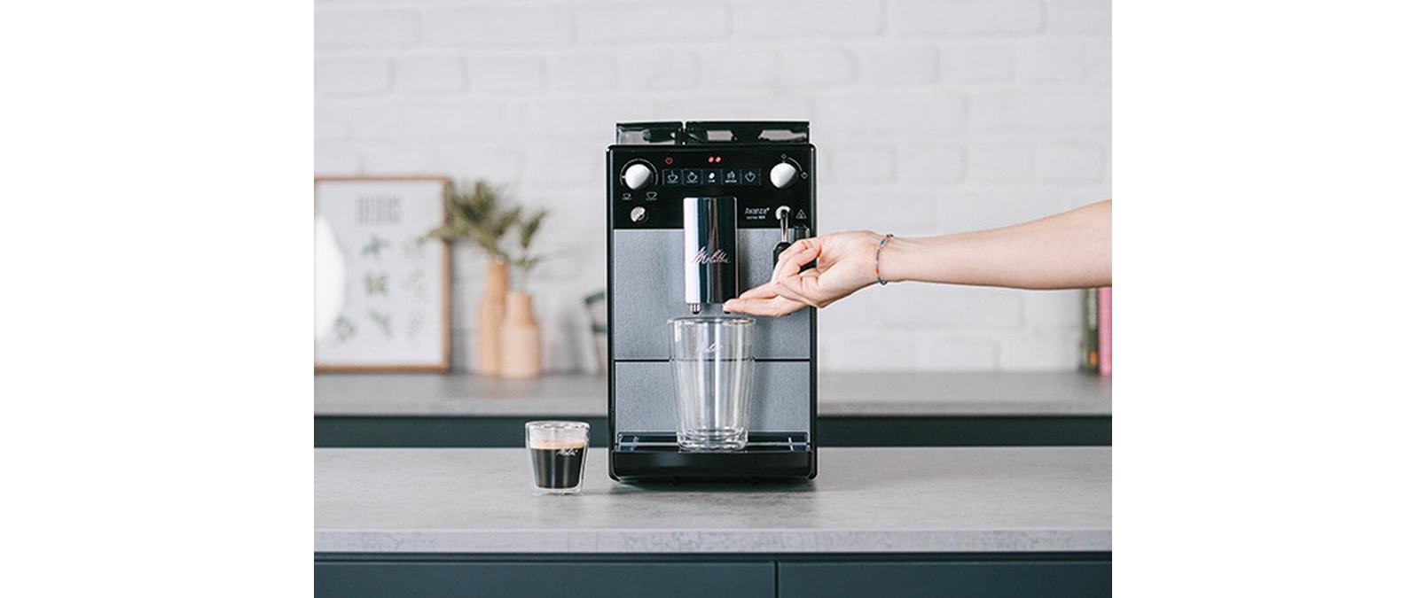 Kaffeevollautomat Avanza Edelstahl<br>Zweitassen-Vollautomat mit integriertem Milchsystem