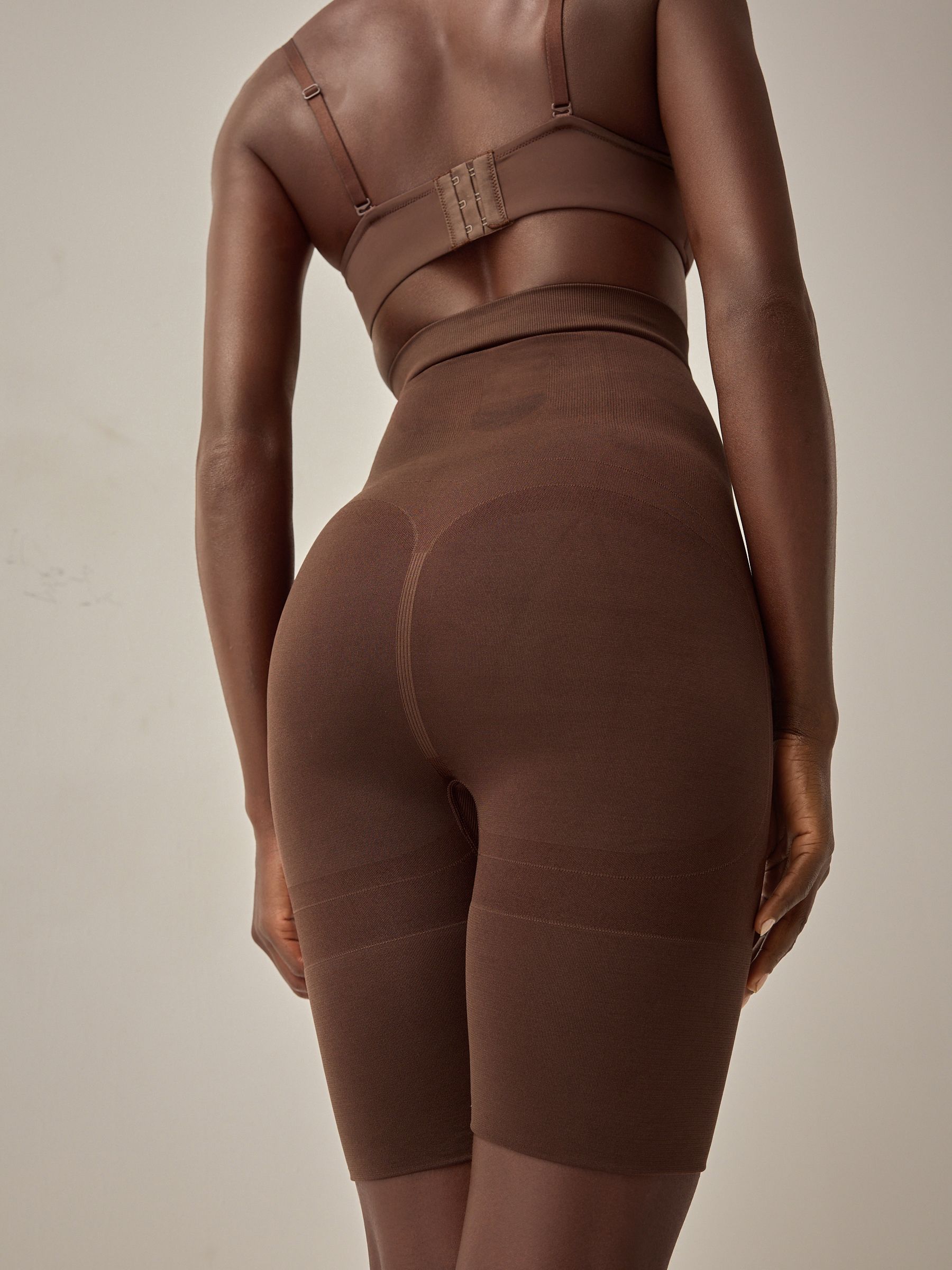 Chocolade nude - Vormgevende naadloze slip voor gladdere dijen met stevige buikcorrectie