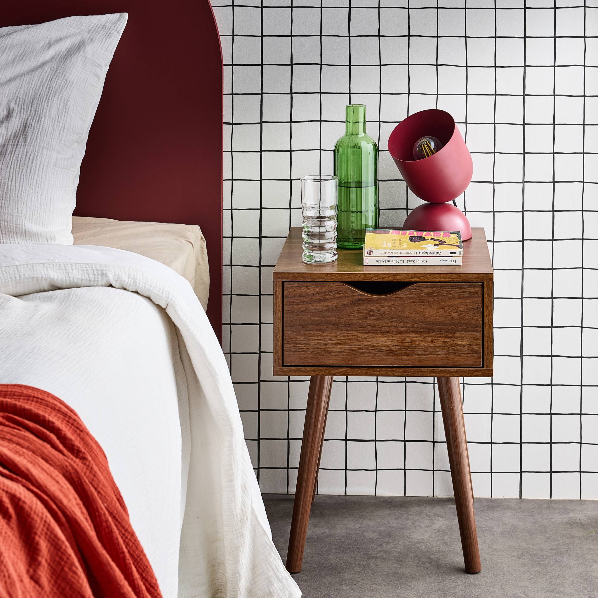 sweeek - Nachtkastje in walnootkleurig hout, 1 lade
