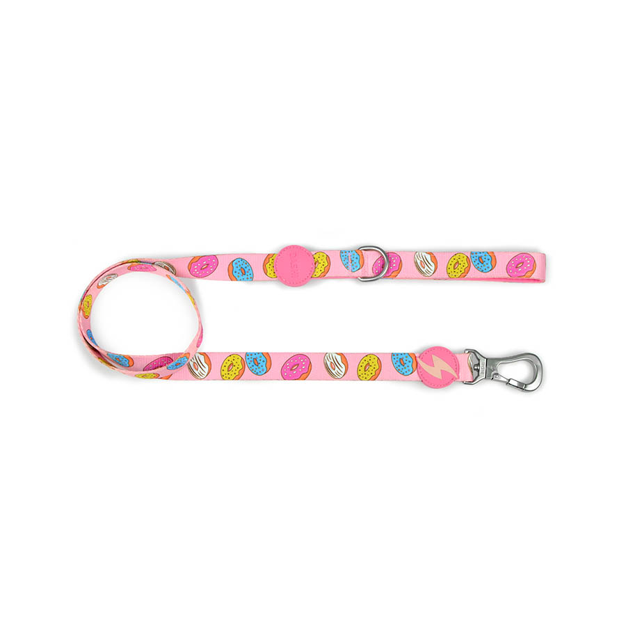 Guia para cães em formato de donut, feita de poliéster, disponível em várias cores.