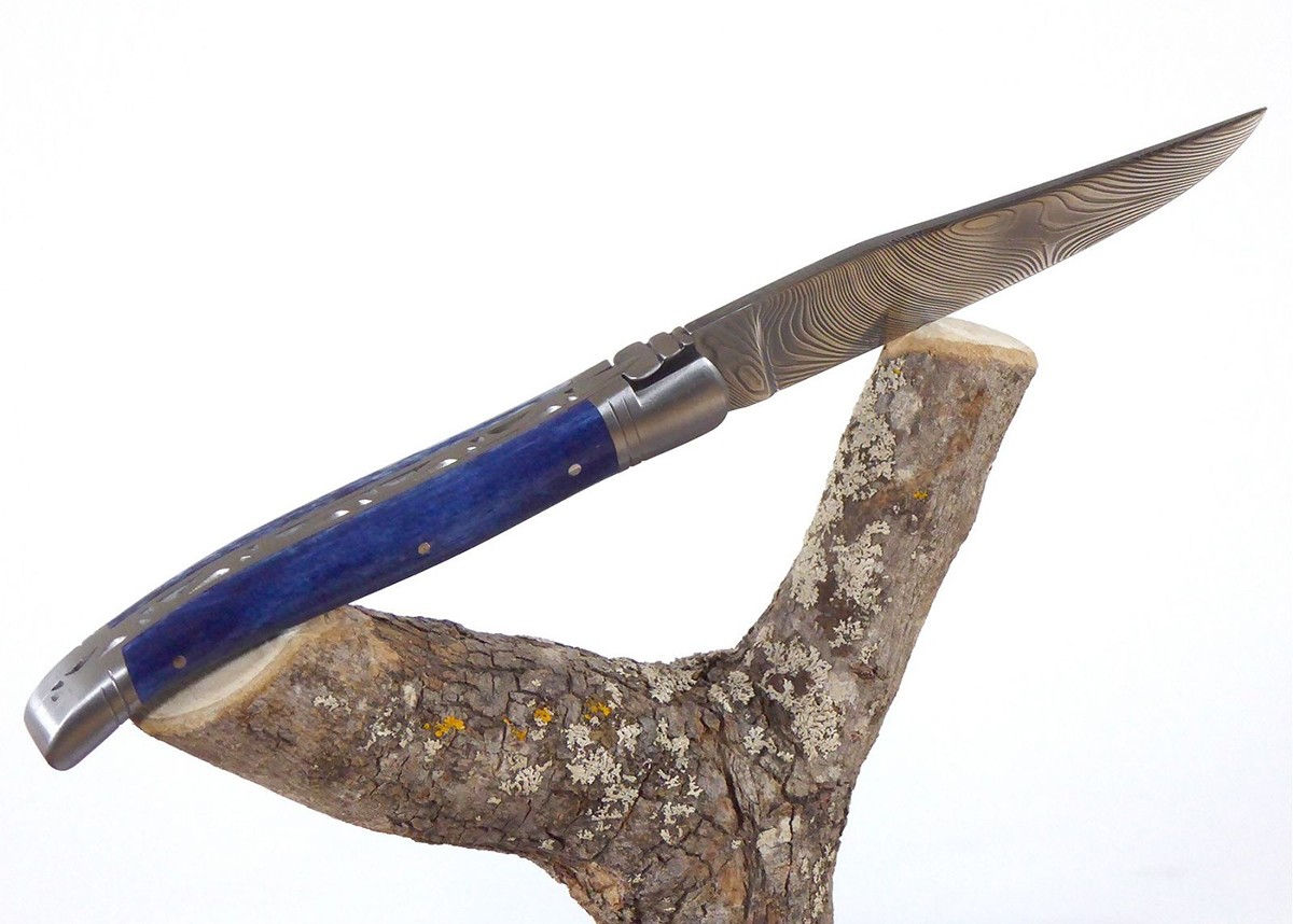 Couteau Laguiole avec un manche en Os de girafe teinté bleu