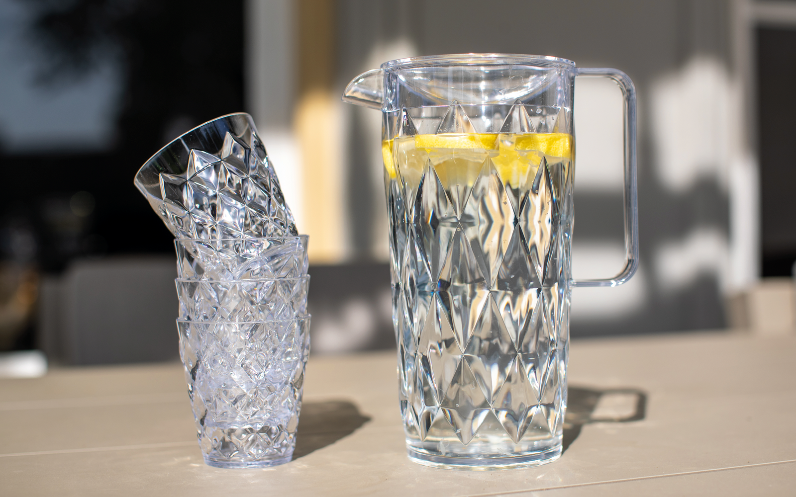 Koziol Crystal Kanne 1,6 Liter inkl. Trinkbecher