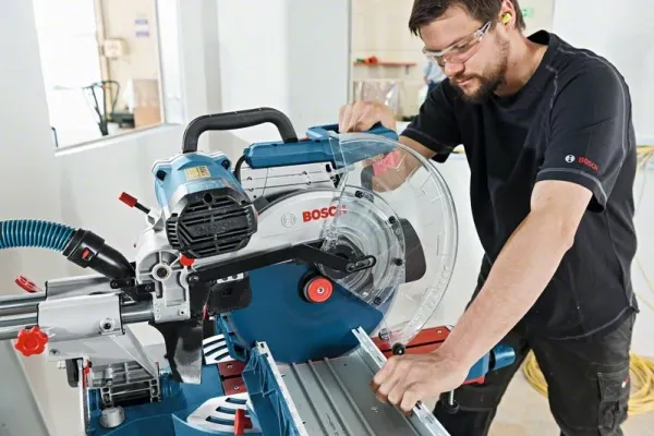 Bosch Professional GCM 12 SDE - Kap-/geringssav med udtræk - (Savklingediameter: 305 mm) 28,6 kg