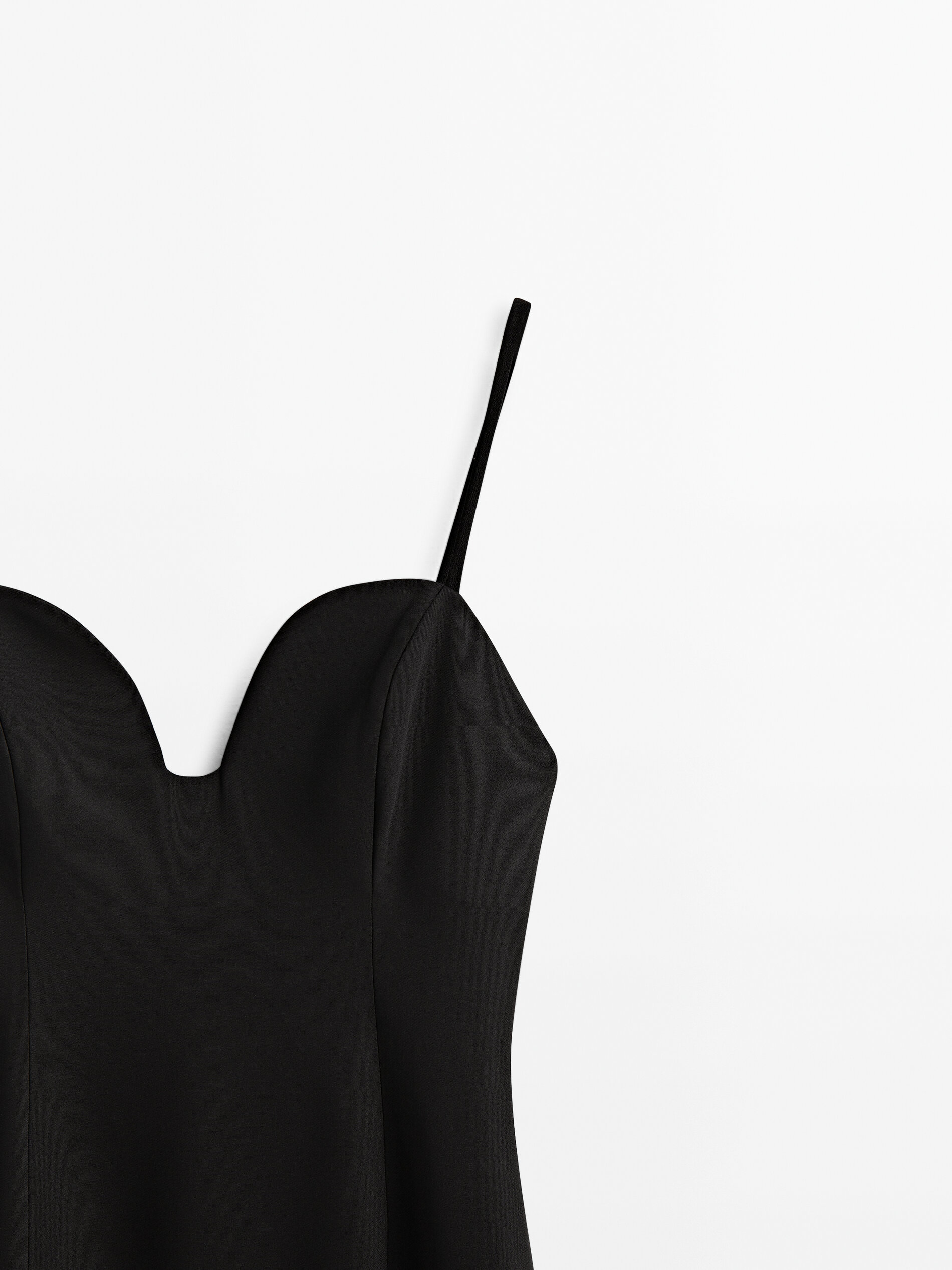 Vestido preto com decote em formato de coração - PRETO