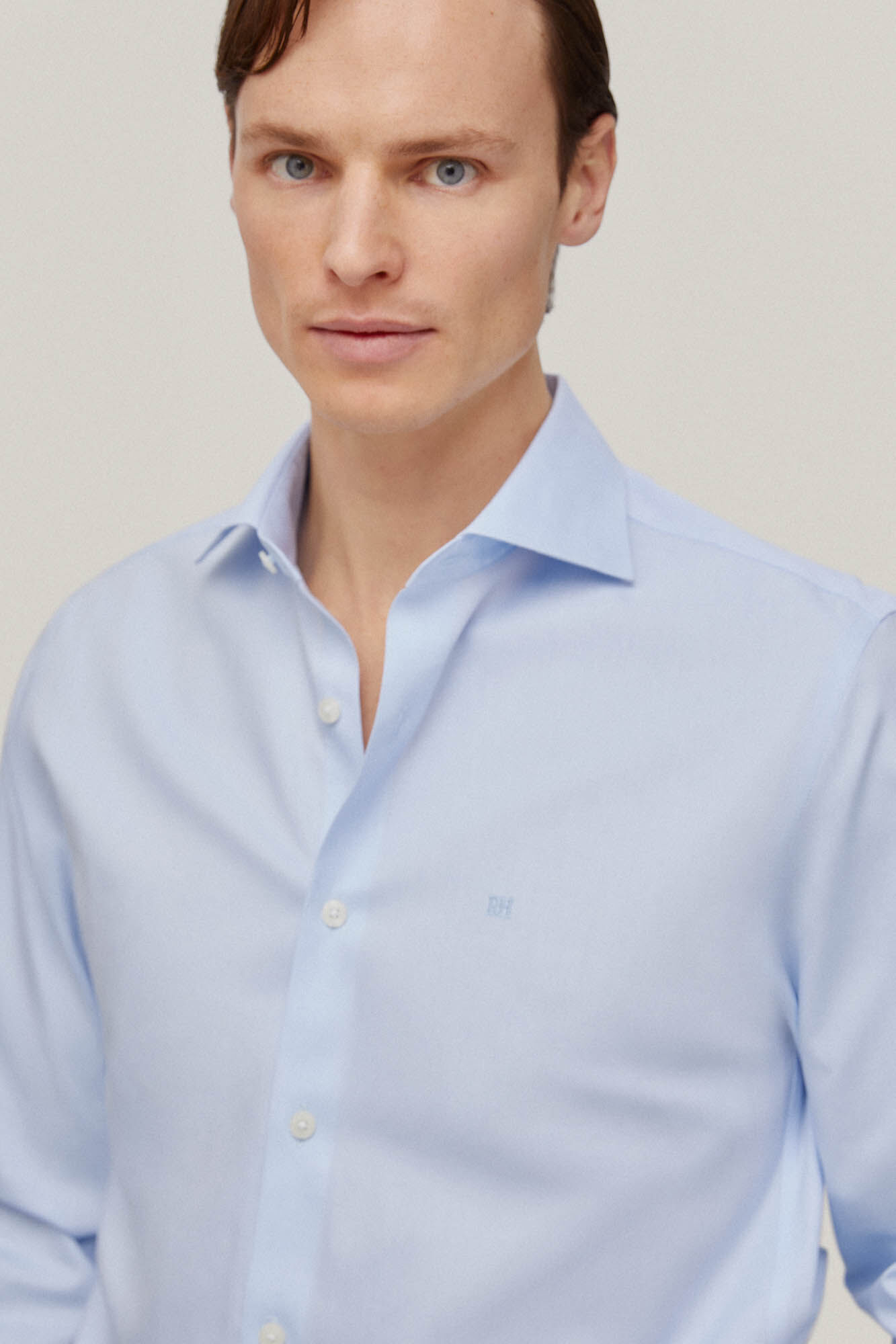 Camisa social lisa com detalhes em ponto ajour, não precisa passar e é resistente a manchas - Azul