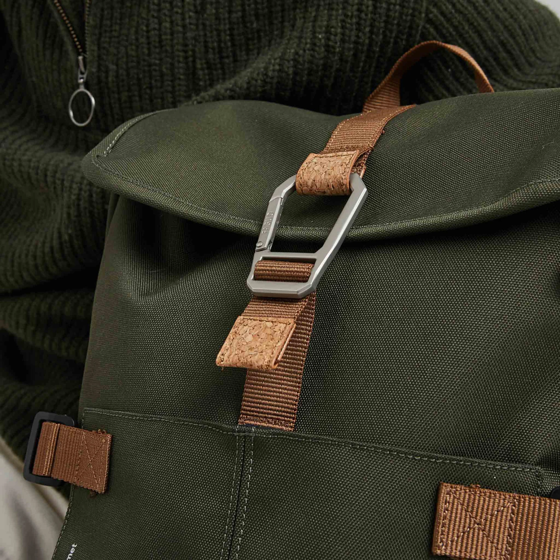 Sac à dos kaki végan en polyester recyclé - modèle Commuter