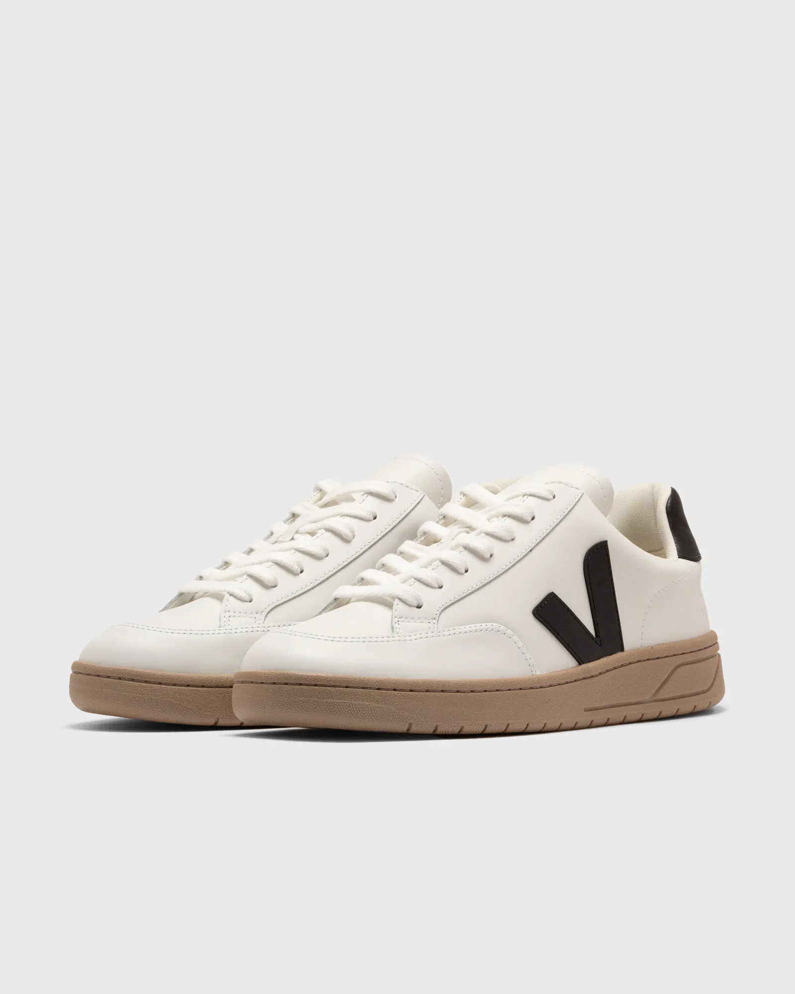Veja V-12 LEATHER