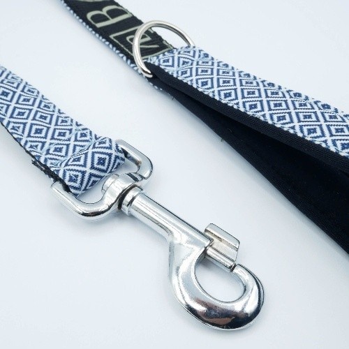 Coleira para cães Baona Zanzibar em nylon reciclado azul e branco, modelo Zanzibar.