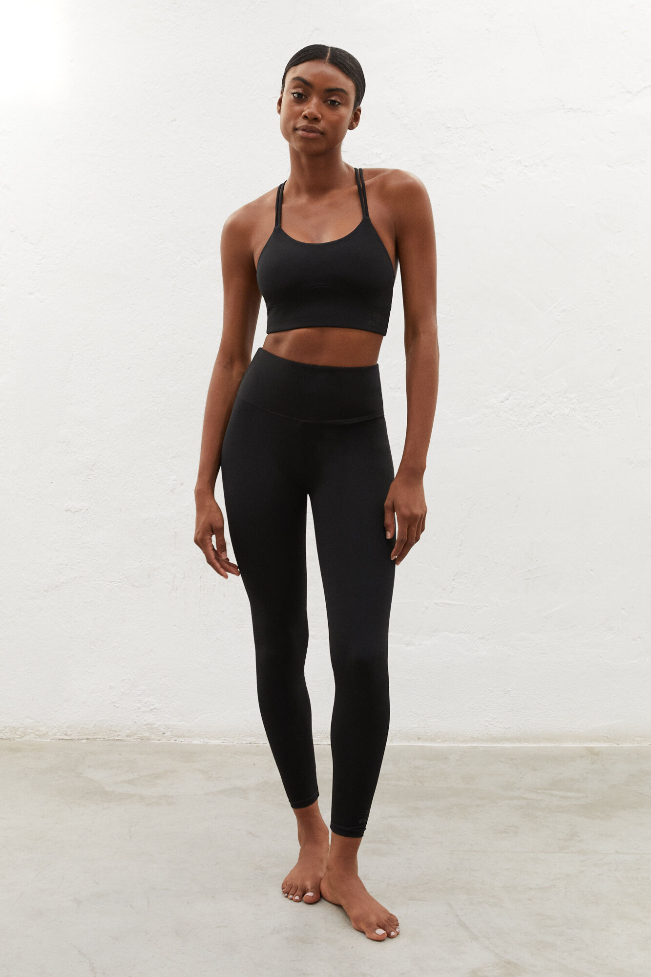 Top esportivo preto com toque de colágeno