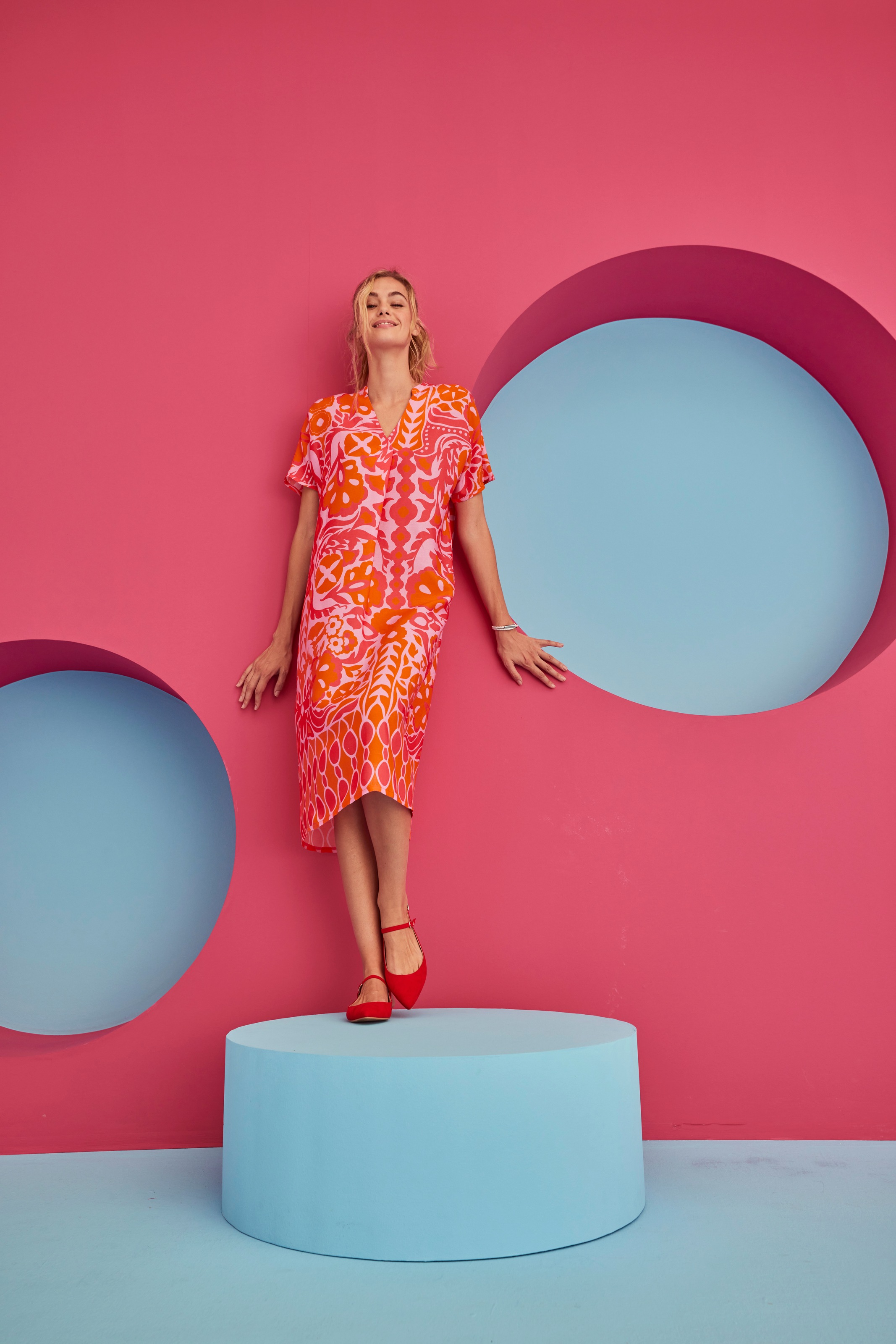 Aniston CASUAL Sommerkleid mit extravagantem, grafischen Druck