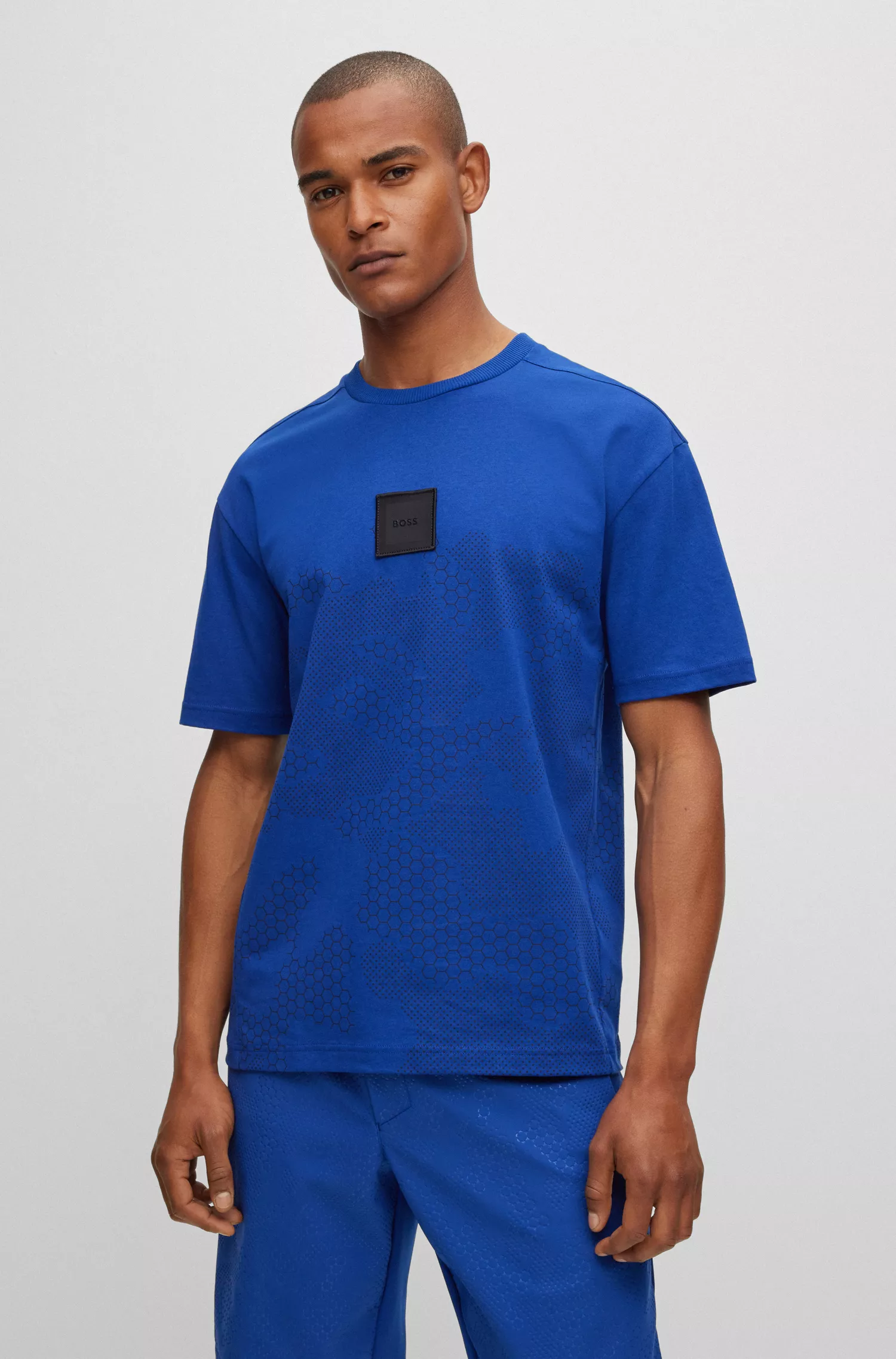 Camiseta BOSS verde em malha de algodão com estampa camuflada e emblema com o logotipo.