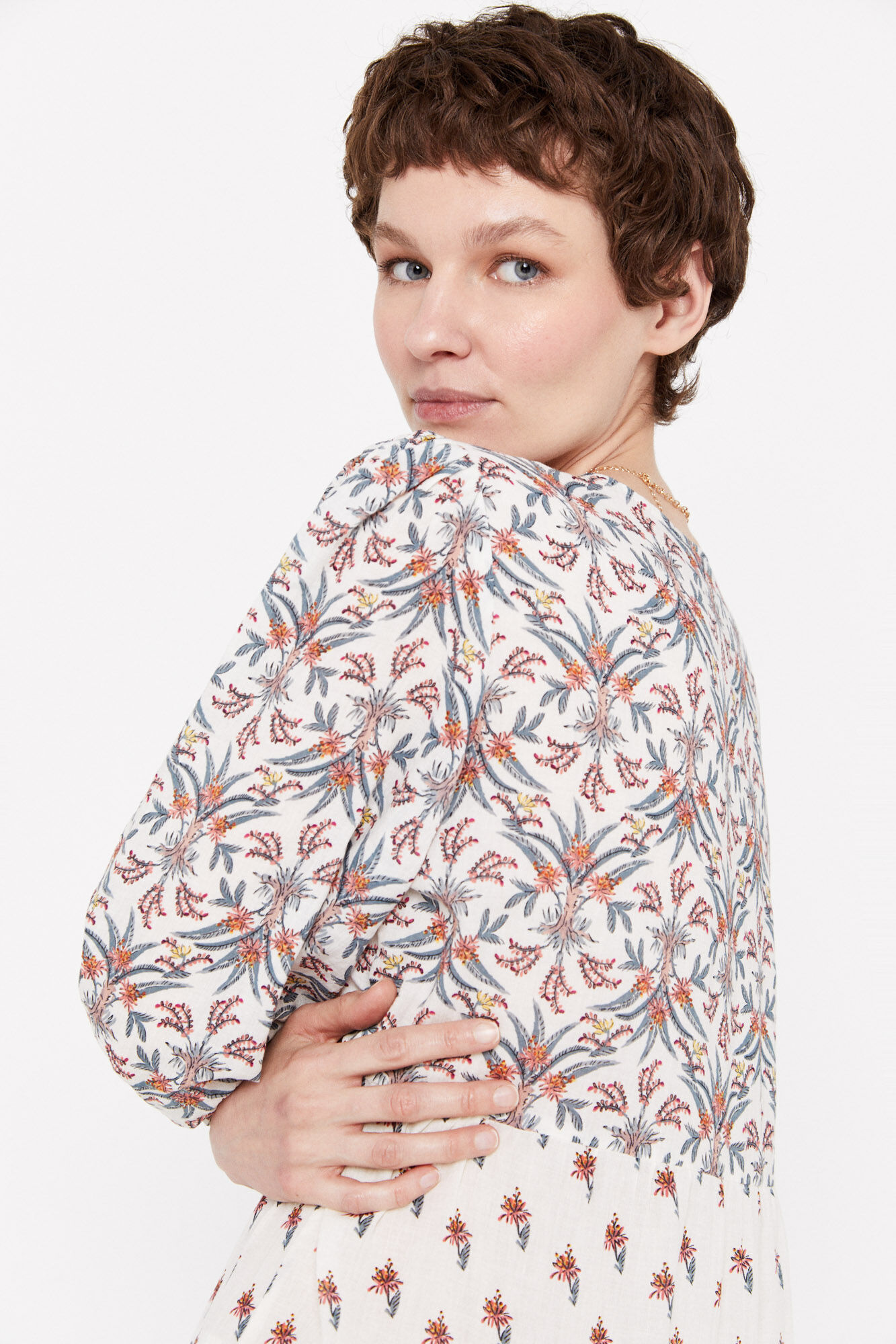 Vestido com estampa floral - Estampa branca