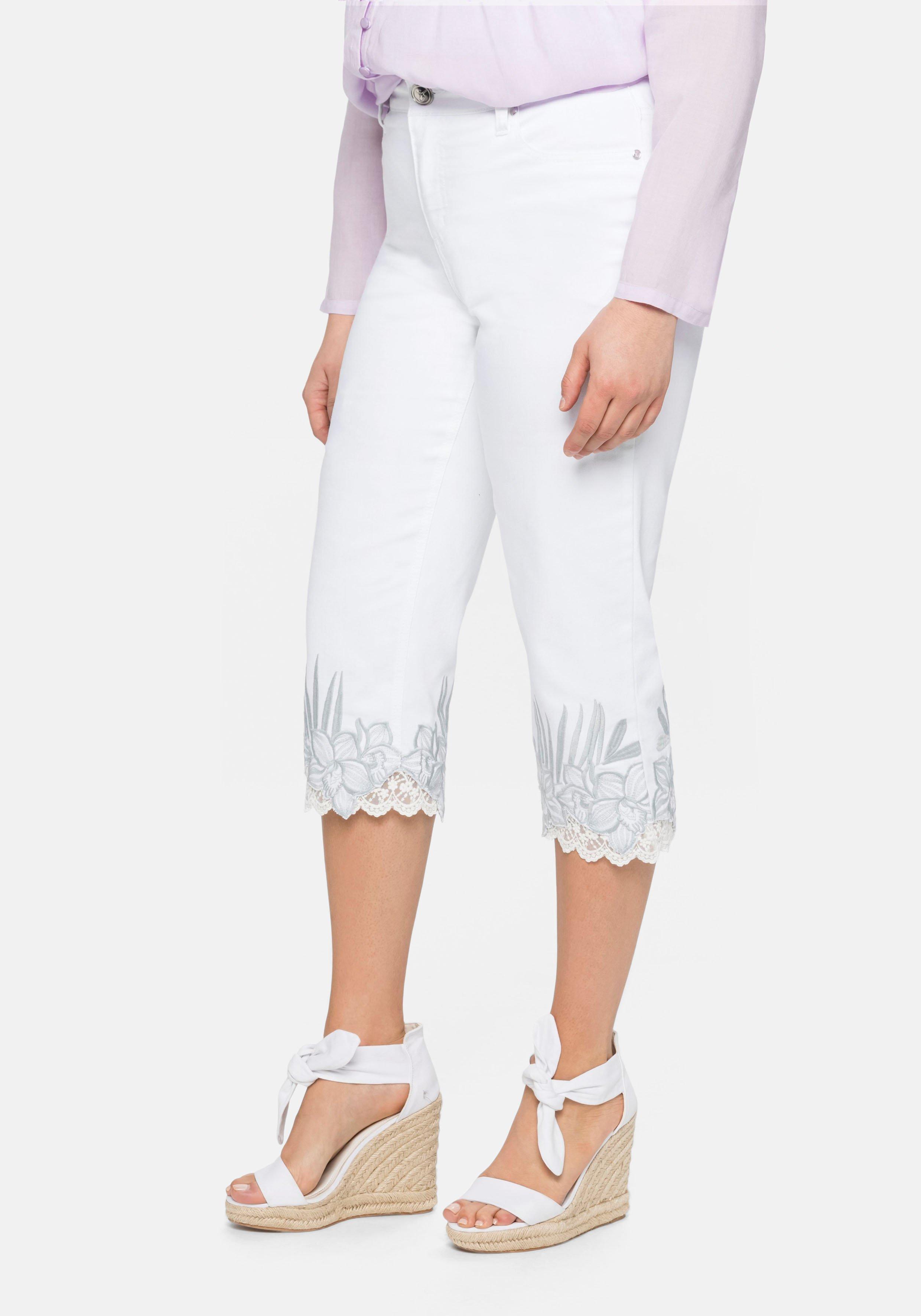 3/4-Jeans mit Stickerei und Spitze am Saum