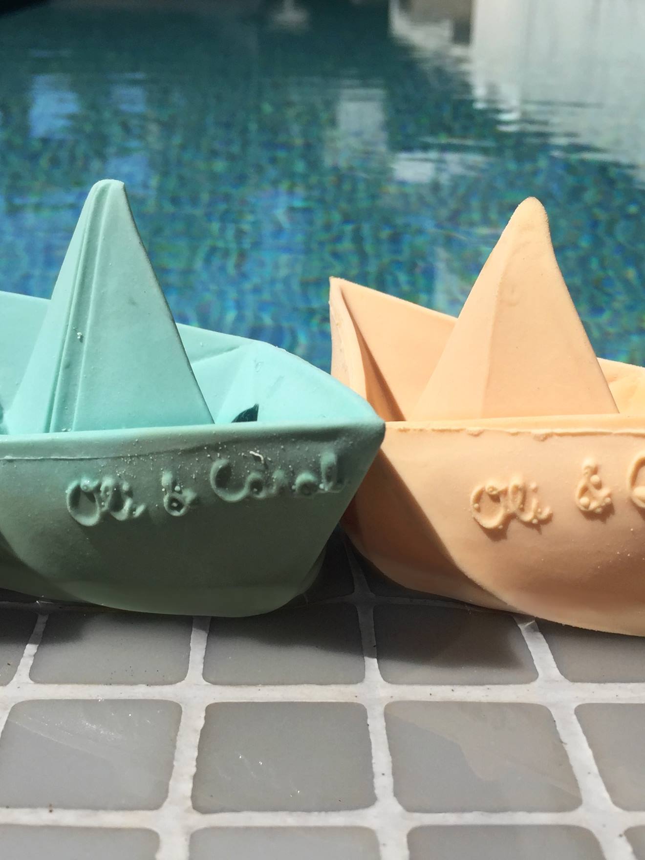 Brinquedo de banho em forma de barco de origami