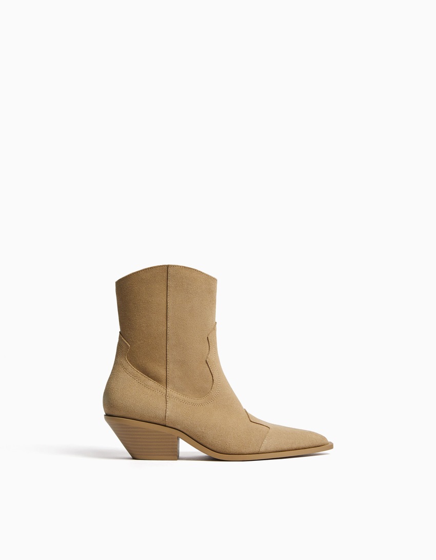Botas de cano curto estilo cowboy com salto, em couro.