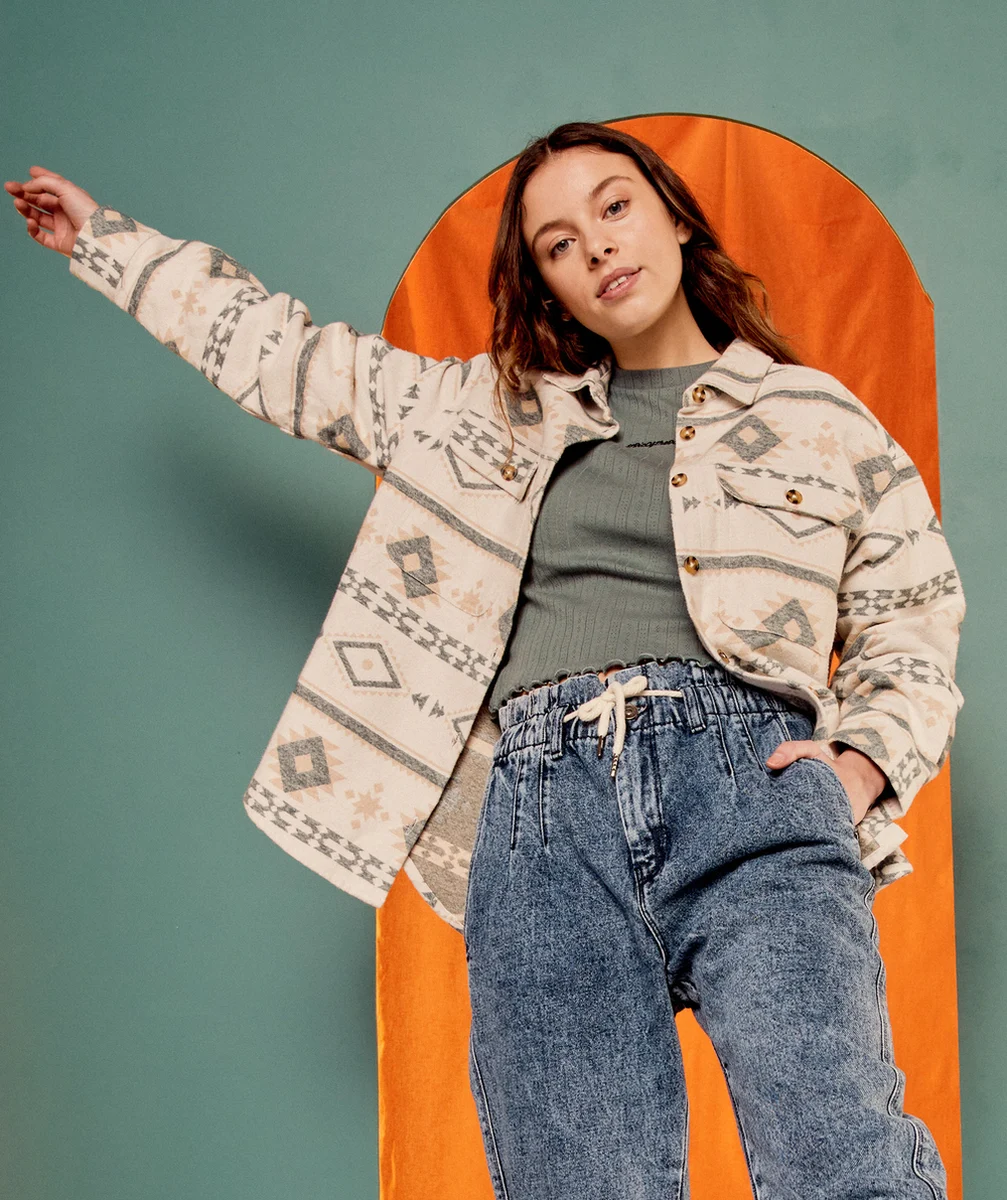 LA VESTE ÉCRUE EN COTON À MOTIFS ET AVEC POCHES