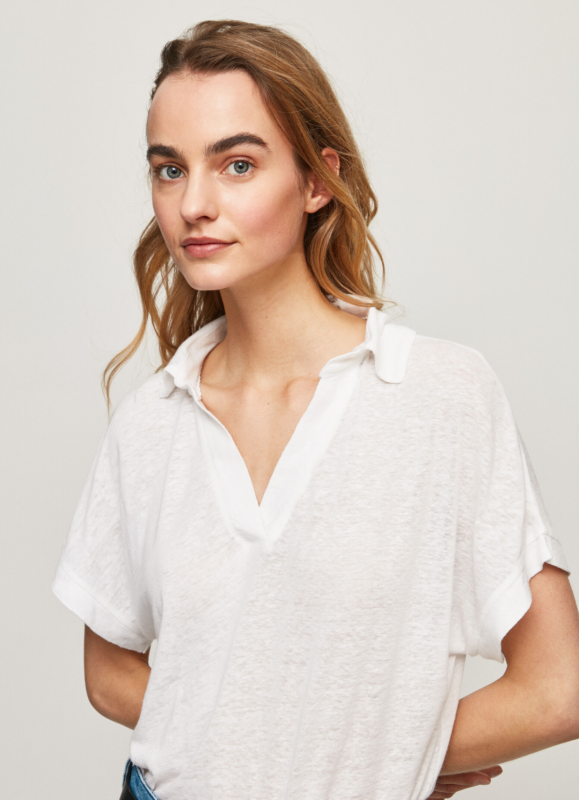 CAMISETA DE LINHO COM GOLA POLO - branca