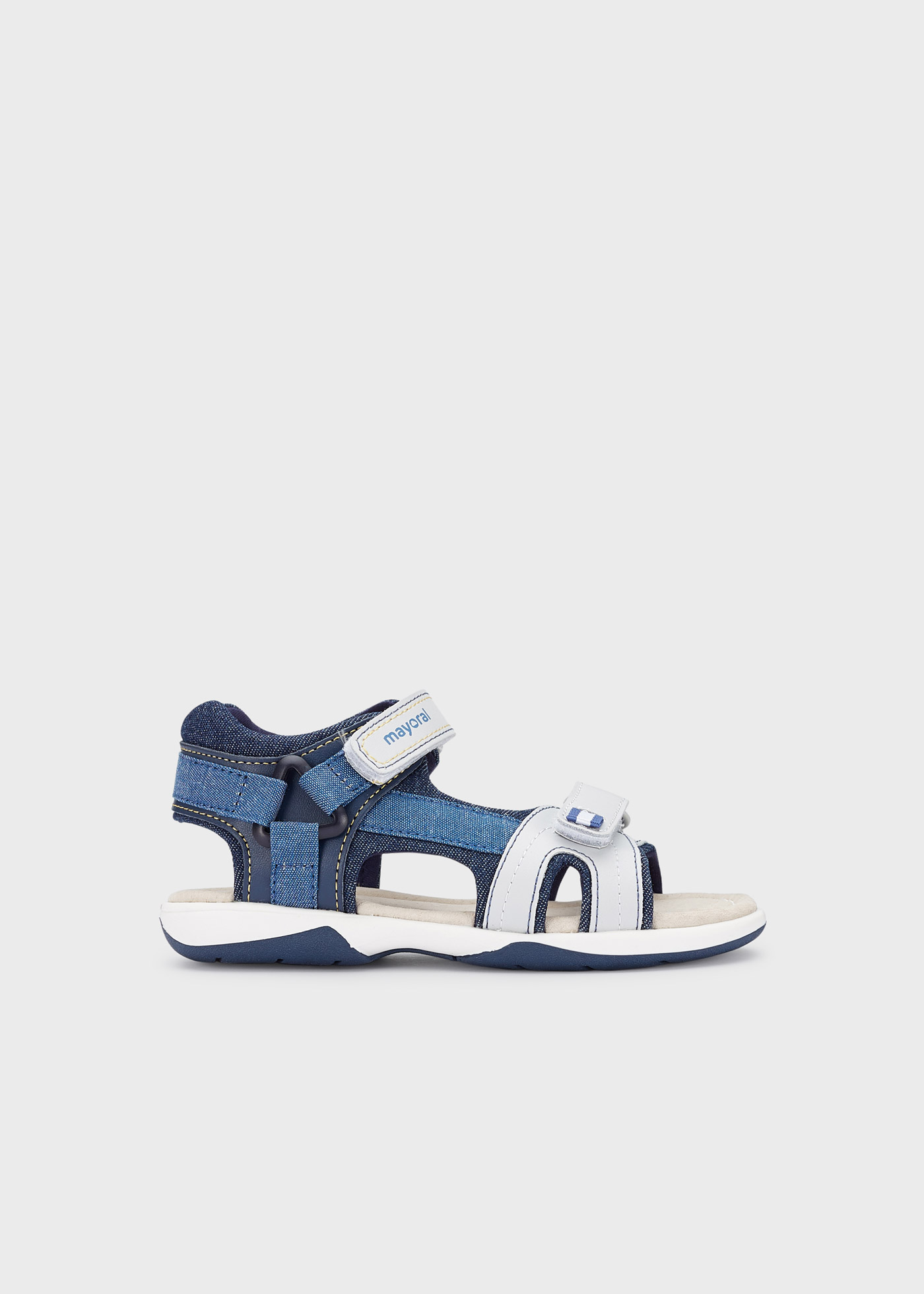 Sandália infantil com fecho duplo de velcro e detalhe lateral.
