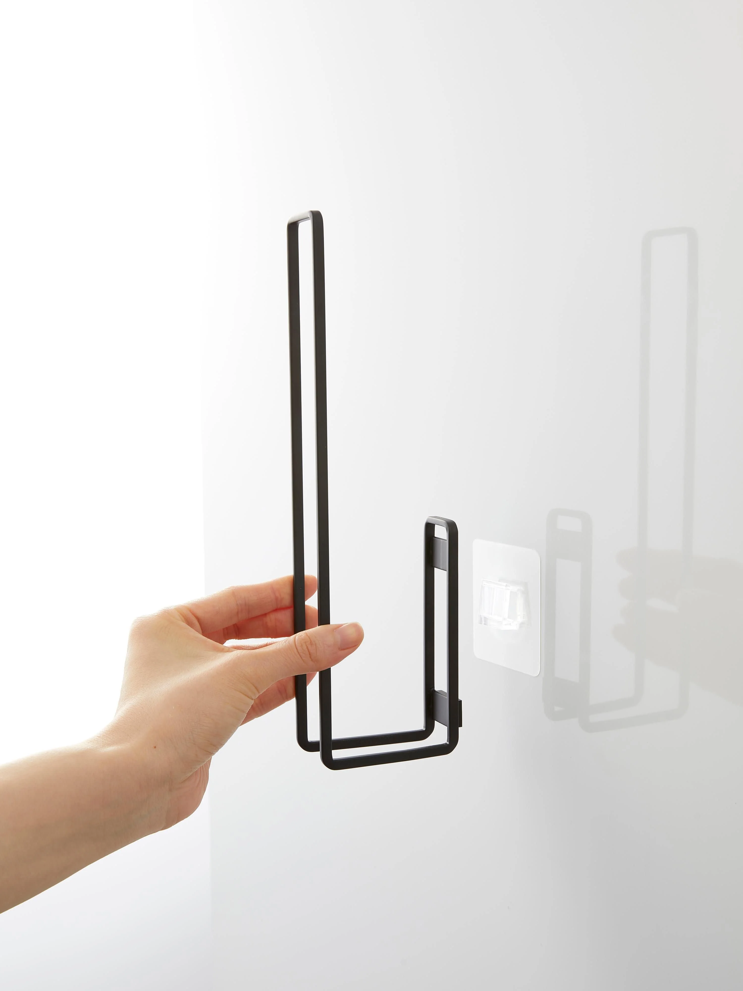 Wandtoiletrolhouder Tower met zelfklevende haken