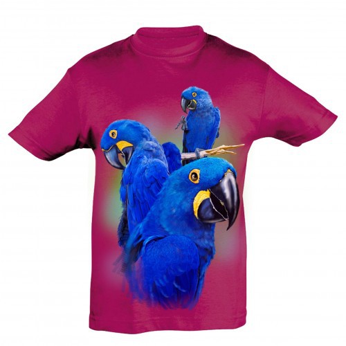 Camiseta infantil com estampa de arara azul na cor fúcsia.