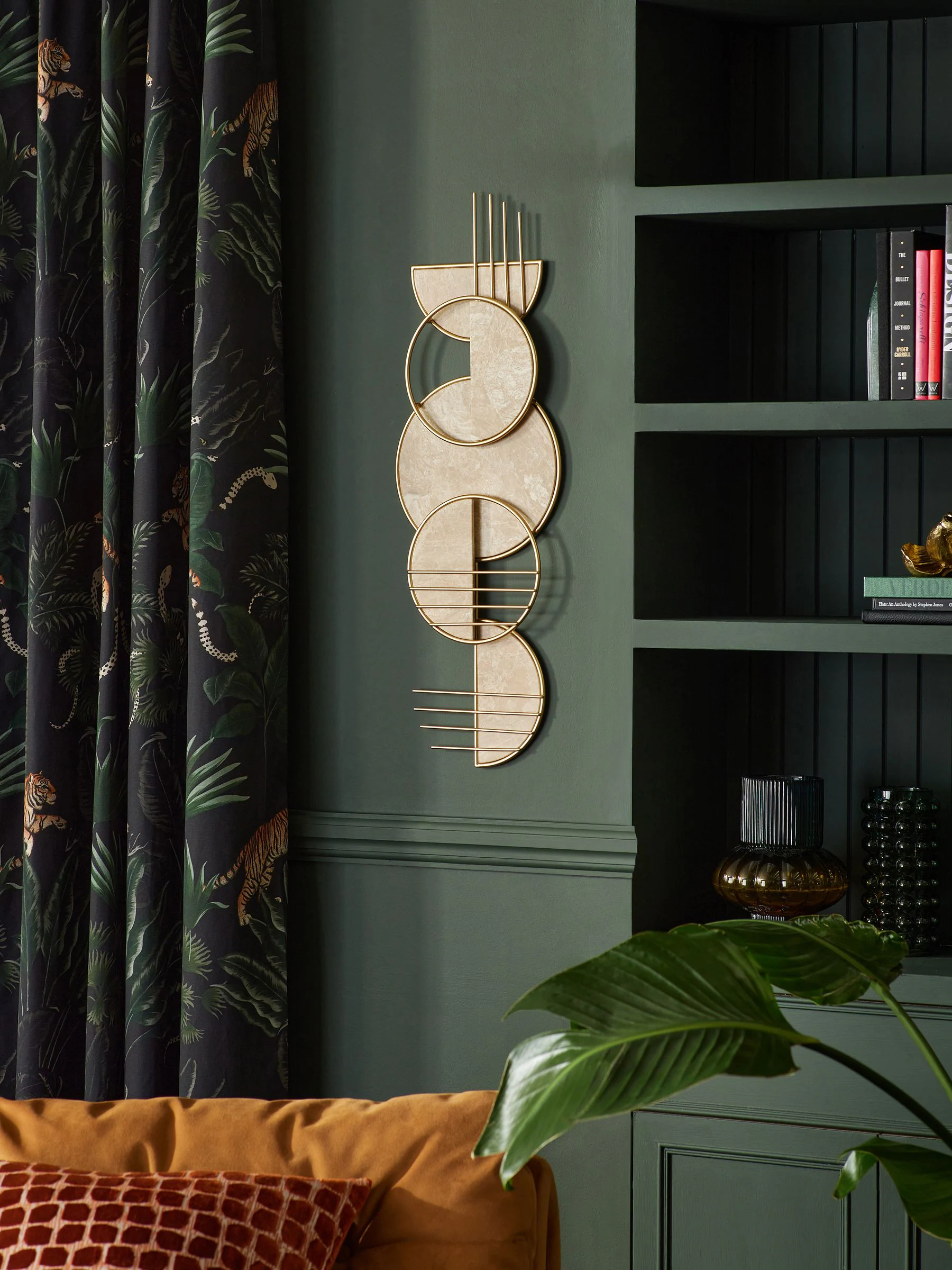 Abstracte metalen wanddecoratie met marmereffect