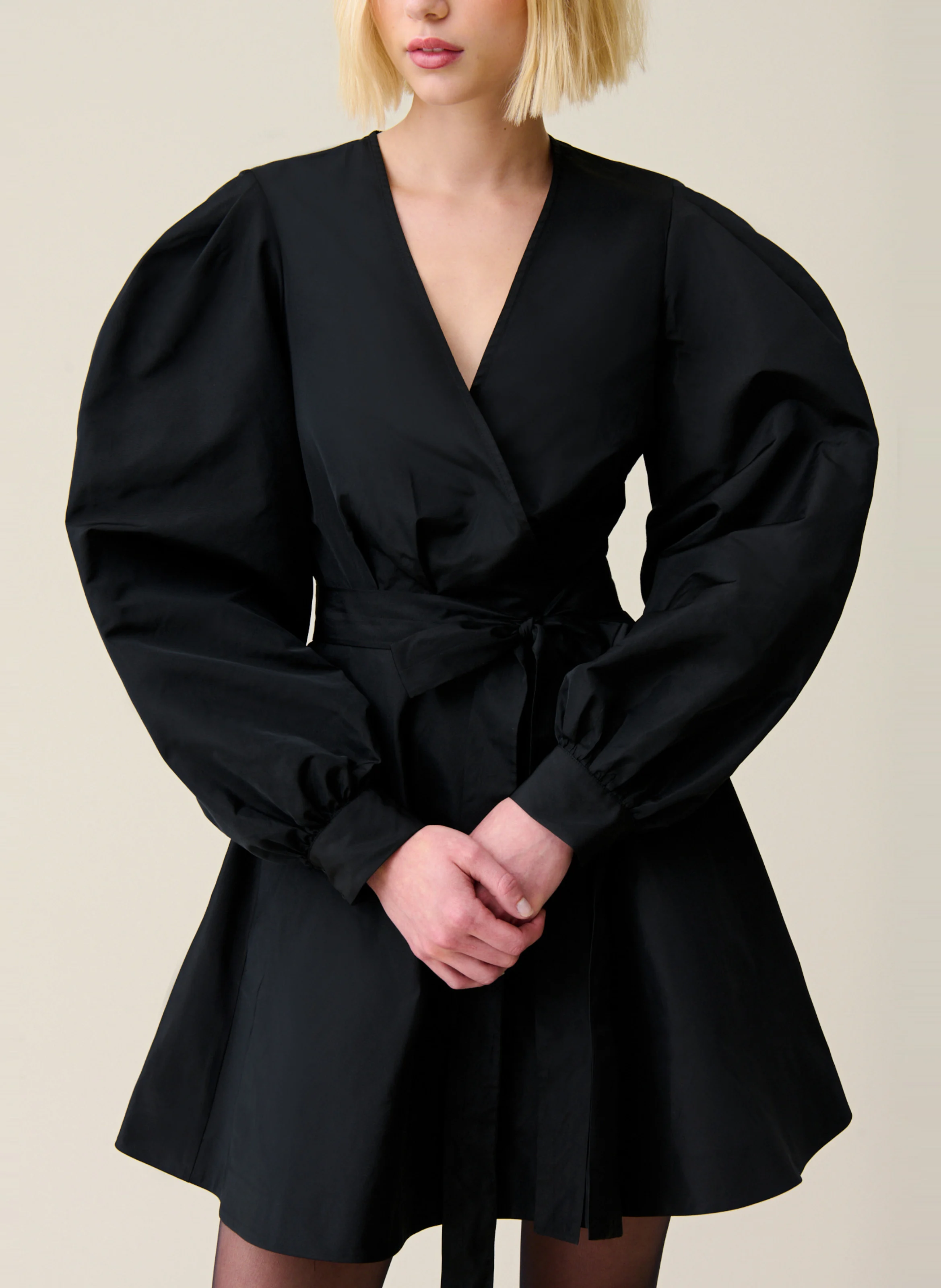 Robe courte cintrée col V | Noir