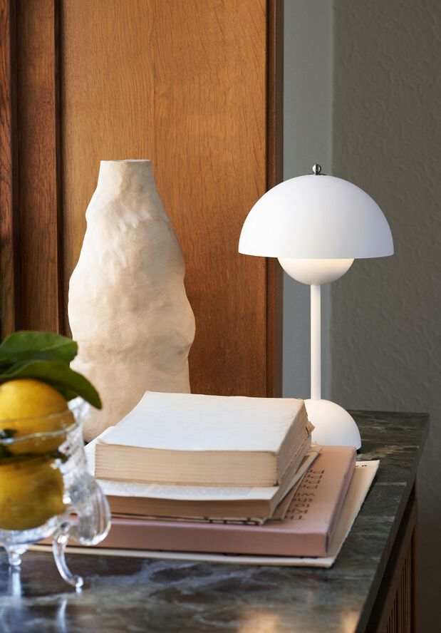 &Tradition Flowerpot Portable Lamp VP9, Magnetic Charger Matt white