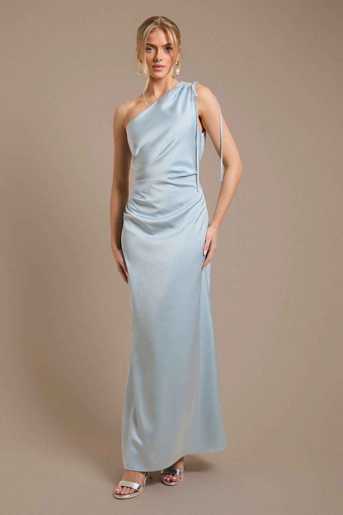 Oasis Robe Longue De Demoiselle D'honneur En Satin Bleu Clair À Une Épaule Avec Détails Froncés Sur Le Côté