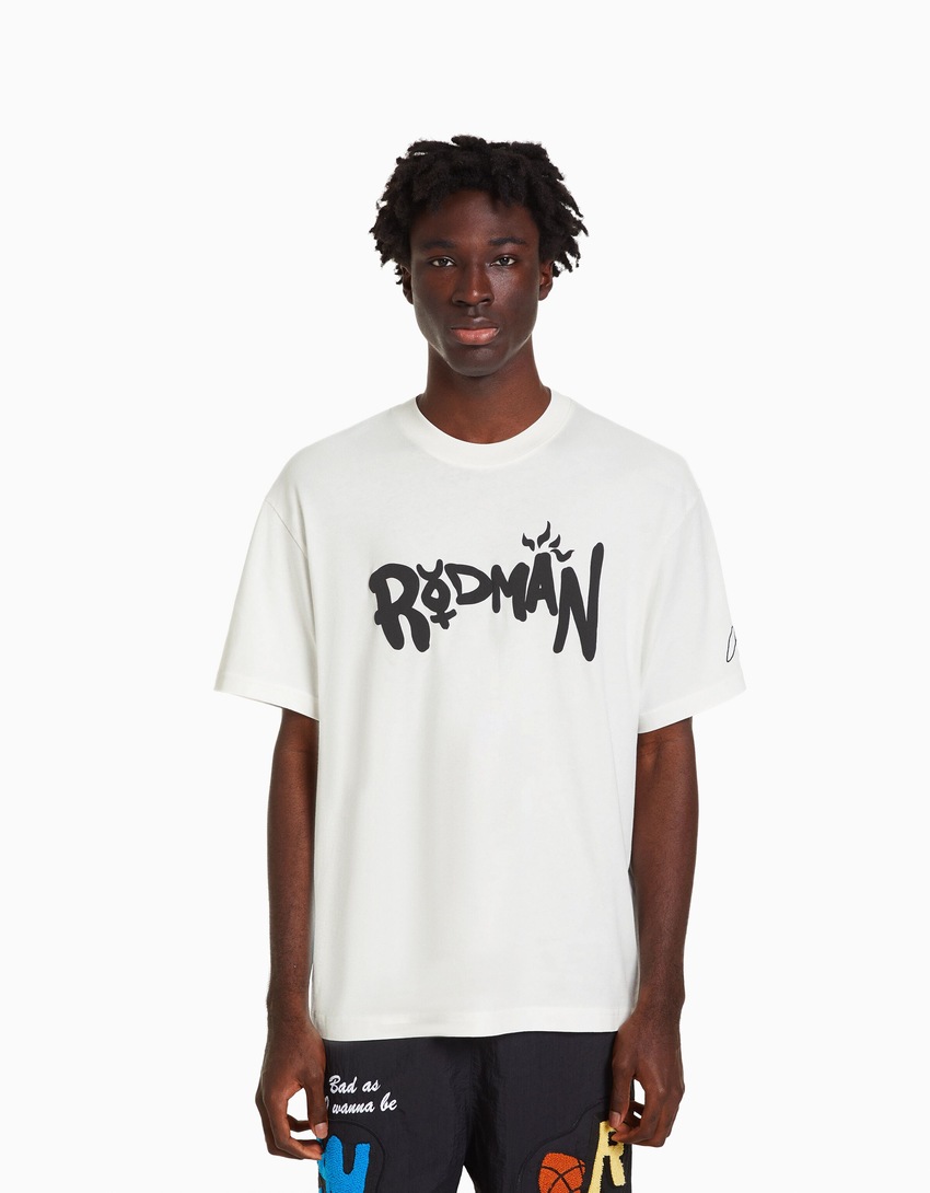 Camiseta de manga curta com estampa DENNIS RODMAN X BERSHKA e modelagem quadrada.