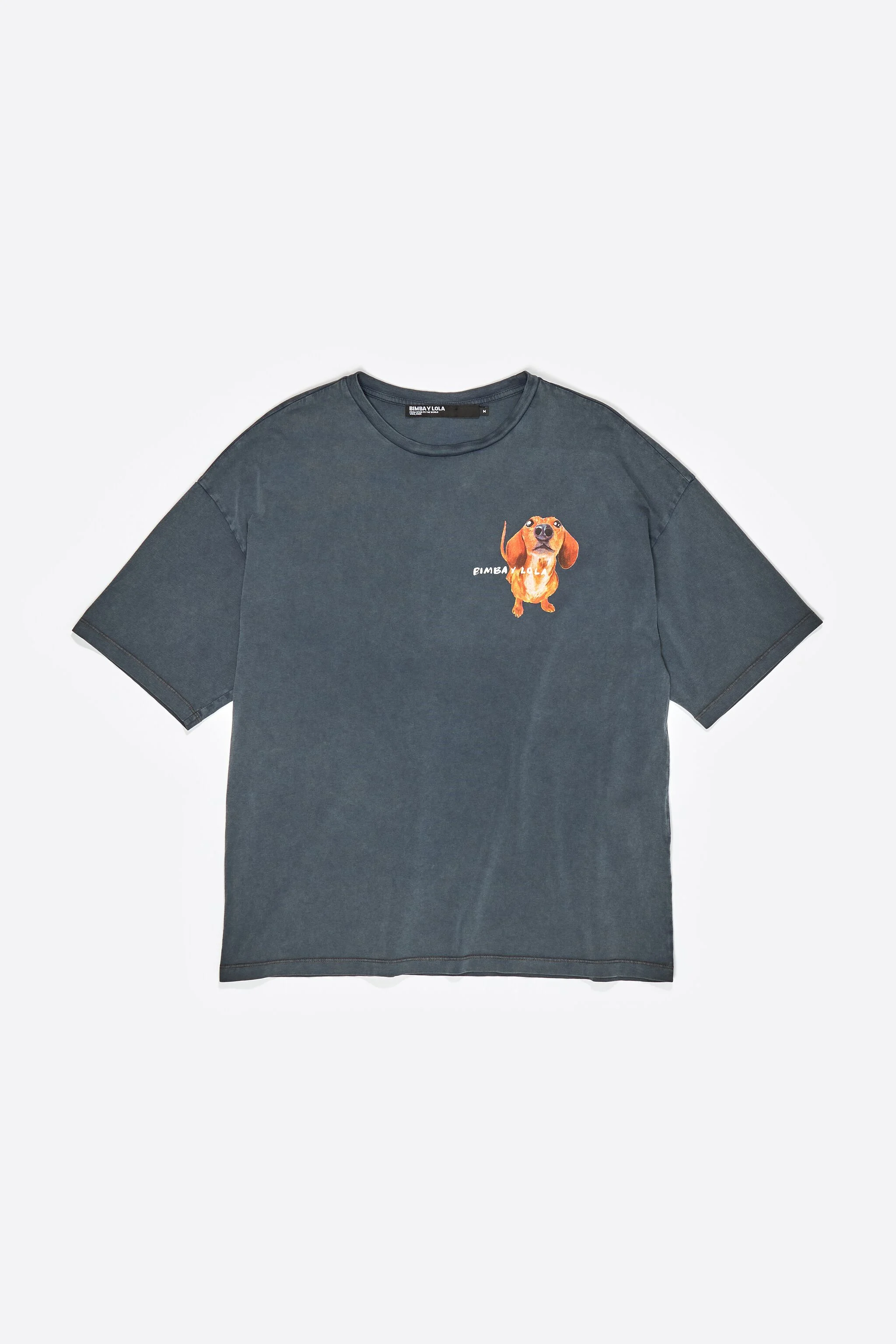 Camiseta com o logo de um dachshund em tons de cinza e azul