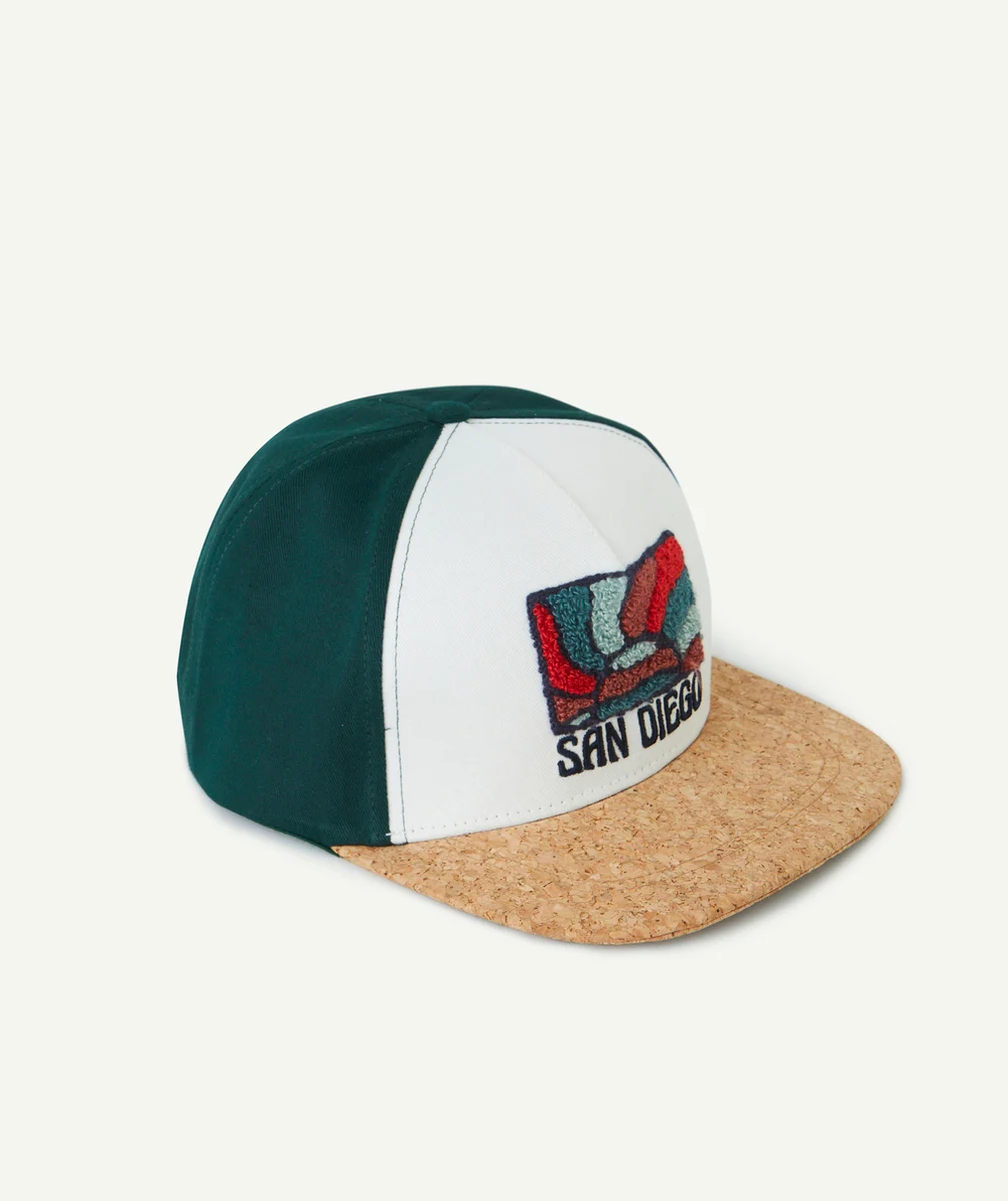 CASQUETTE GARÇON EN COTON AVEC VISIÈRE EFFET LIÈGE ET PATCH BOUCLETTES