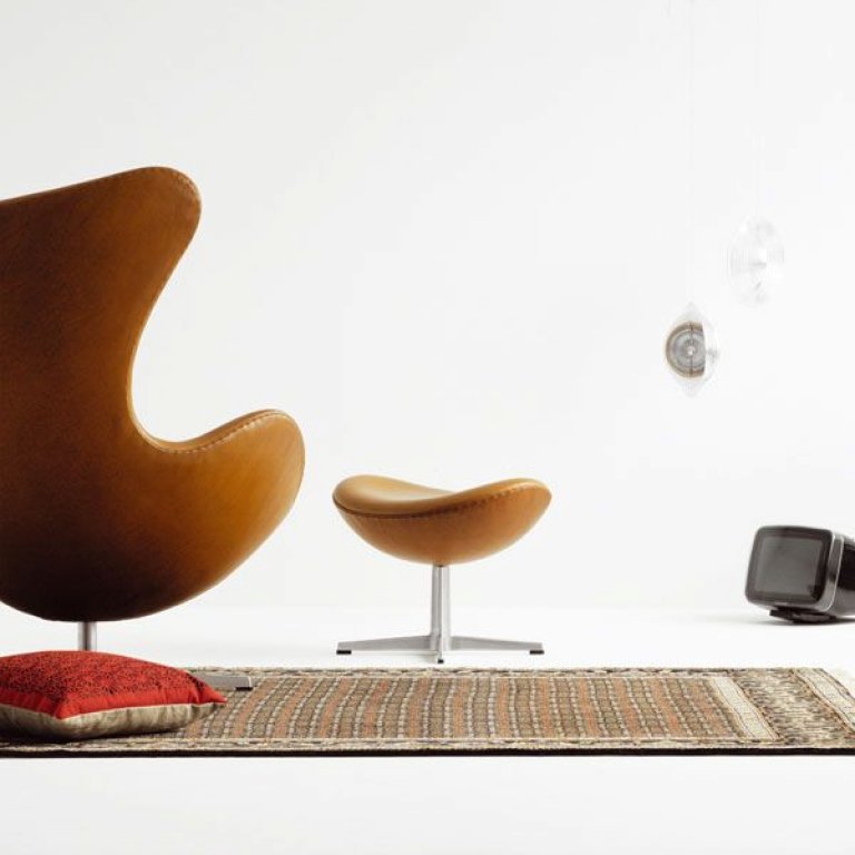 Fritz Hansen Egg Foot Stool voetenbank Grace Walnut, polished aluminium