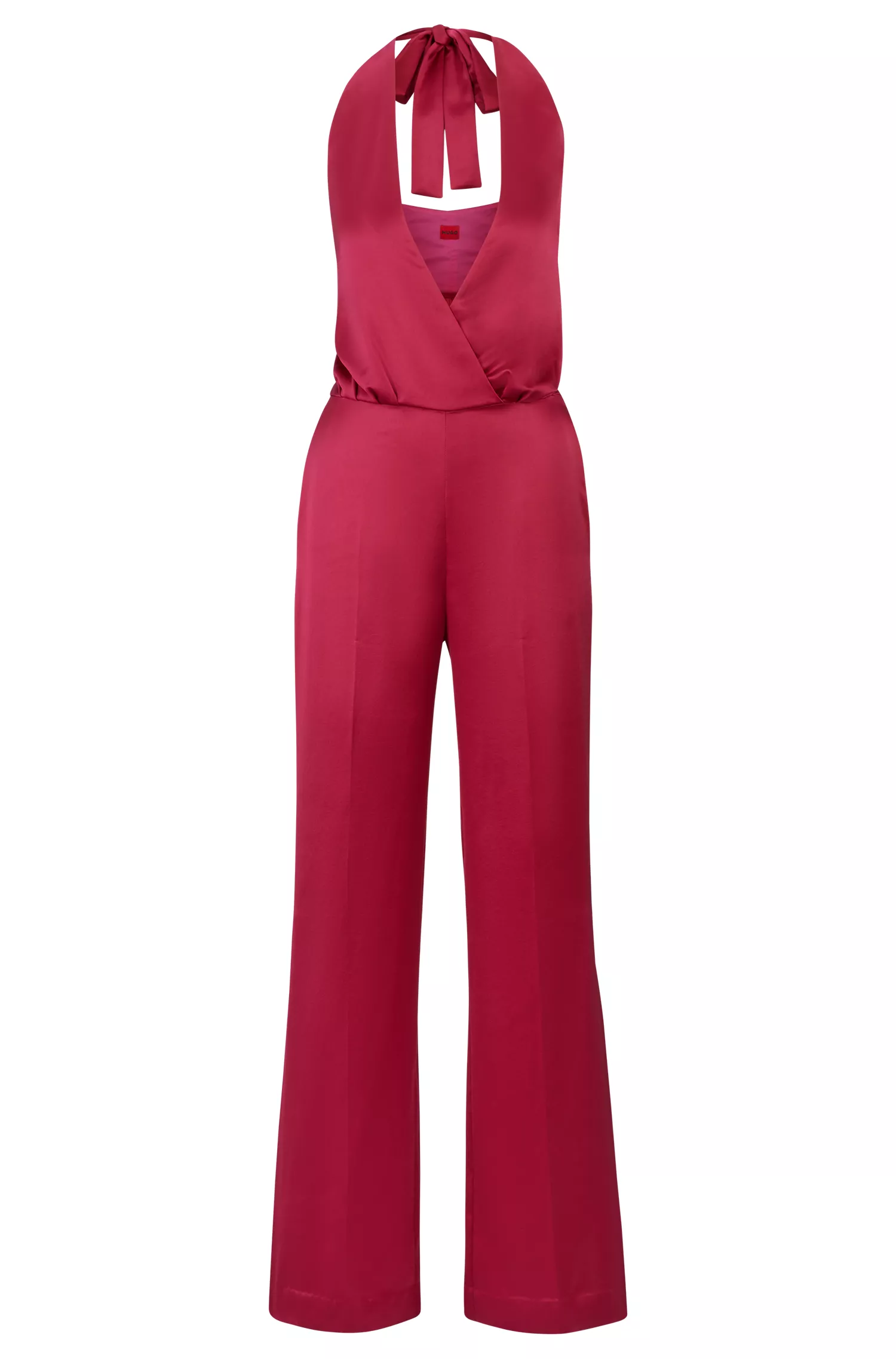 Macacão HUGO vermelho de cetim com decote halter e amarração nas costas.