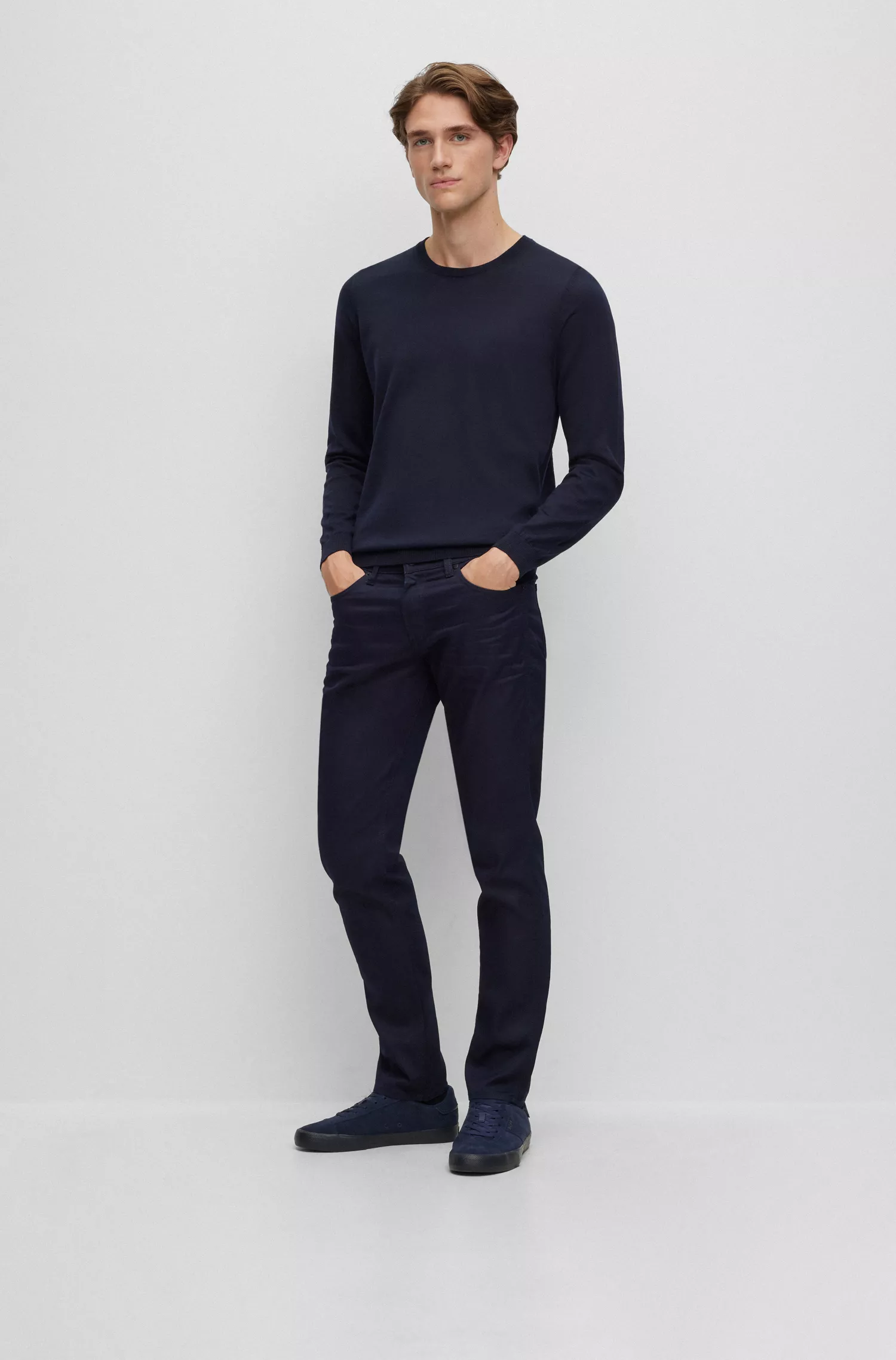 Calça jeans BOSS preta, corte slim, em denim confortável com elasticidade azul-escuro.