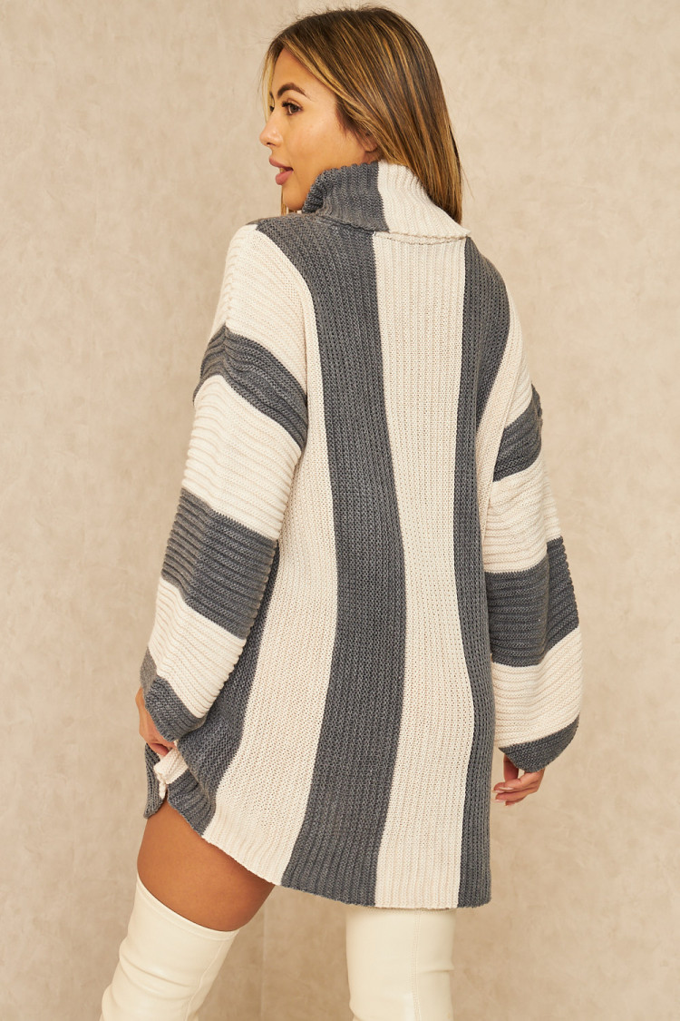 Pull long en grosses mailles à rayures beiges et grises