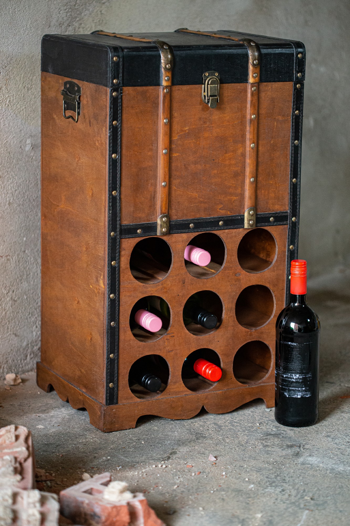Koffertruhe 'Mula' mit 9er Weinregal, braun, T 40 cm, B 30 cm, H 70 cm von fischer's lagerhaus