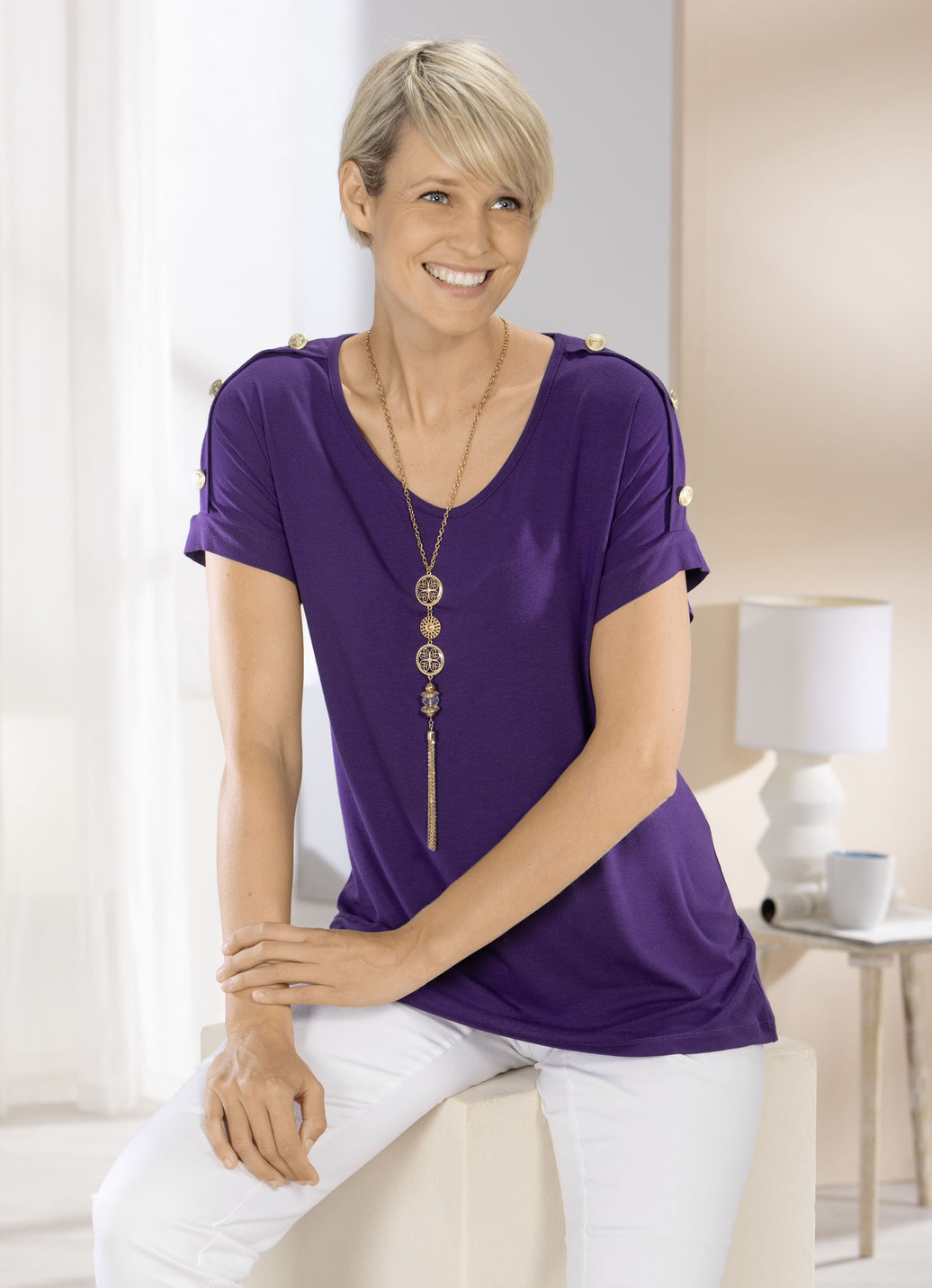 Shirt mit abgerundetem V-Ausschnitt in 2 Farben