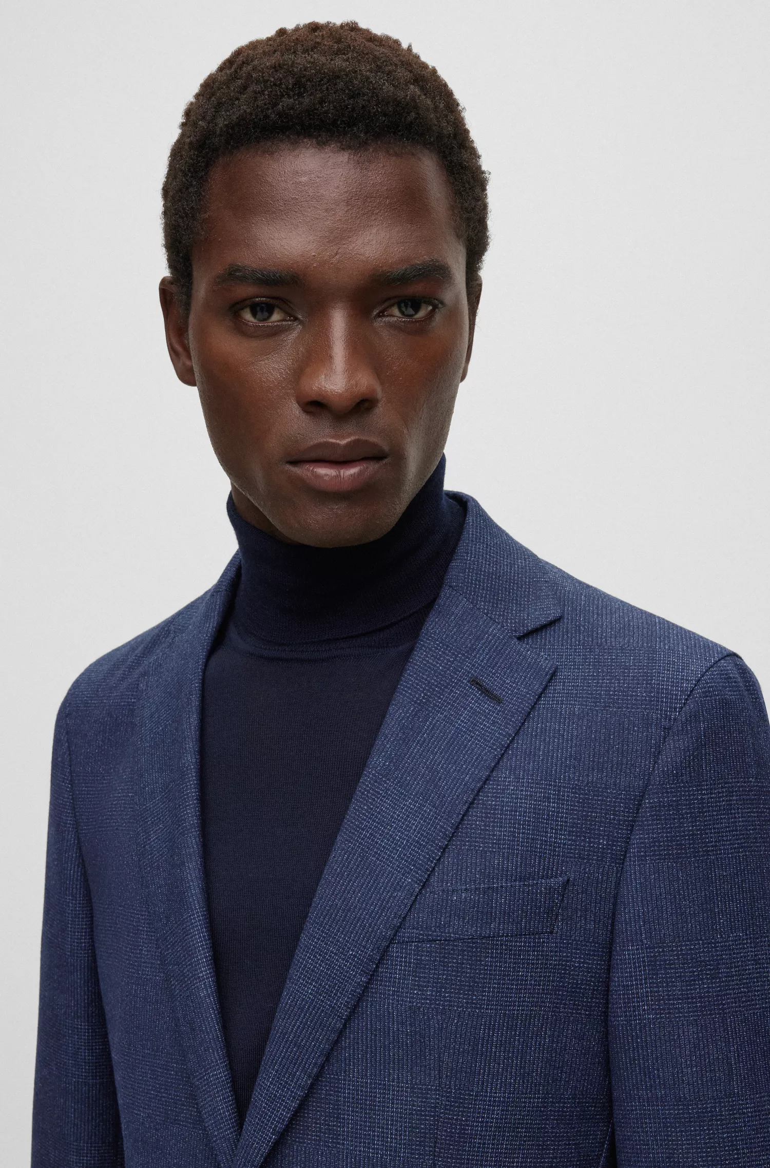Terno BOSS preto slim fit em lã elástica xadrez.