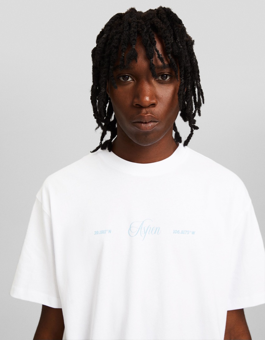 Camiseta de manga curta com modelagem quadrada e estampa bordada