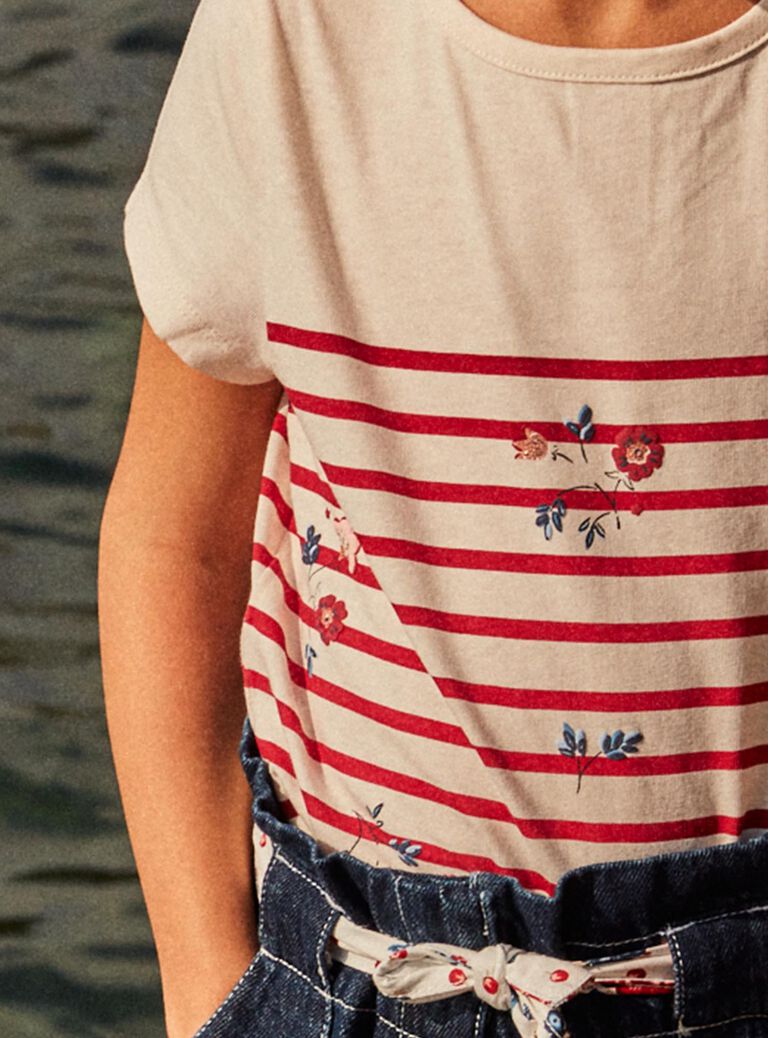 T-shirt écru à rayures rouges et fleurs