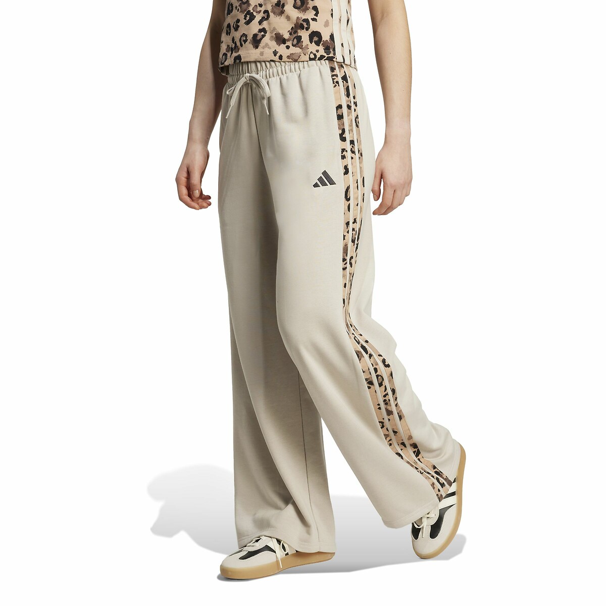 ADIDAS ROUPAS ESPORTIVAS<br>Calças largas com as 3 listras e estampa de leopardo