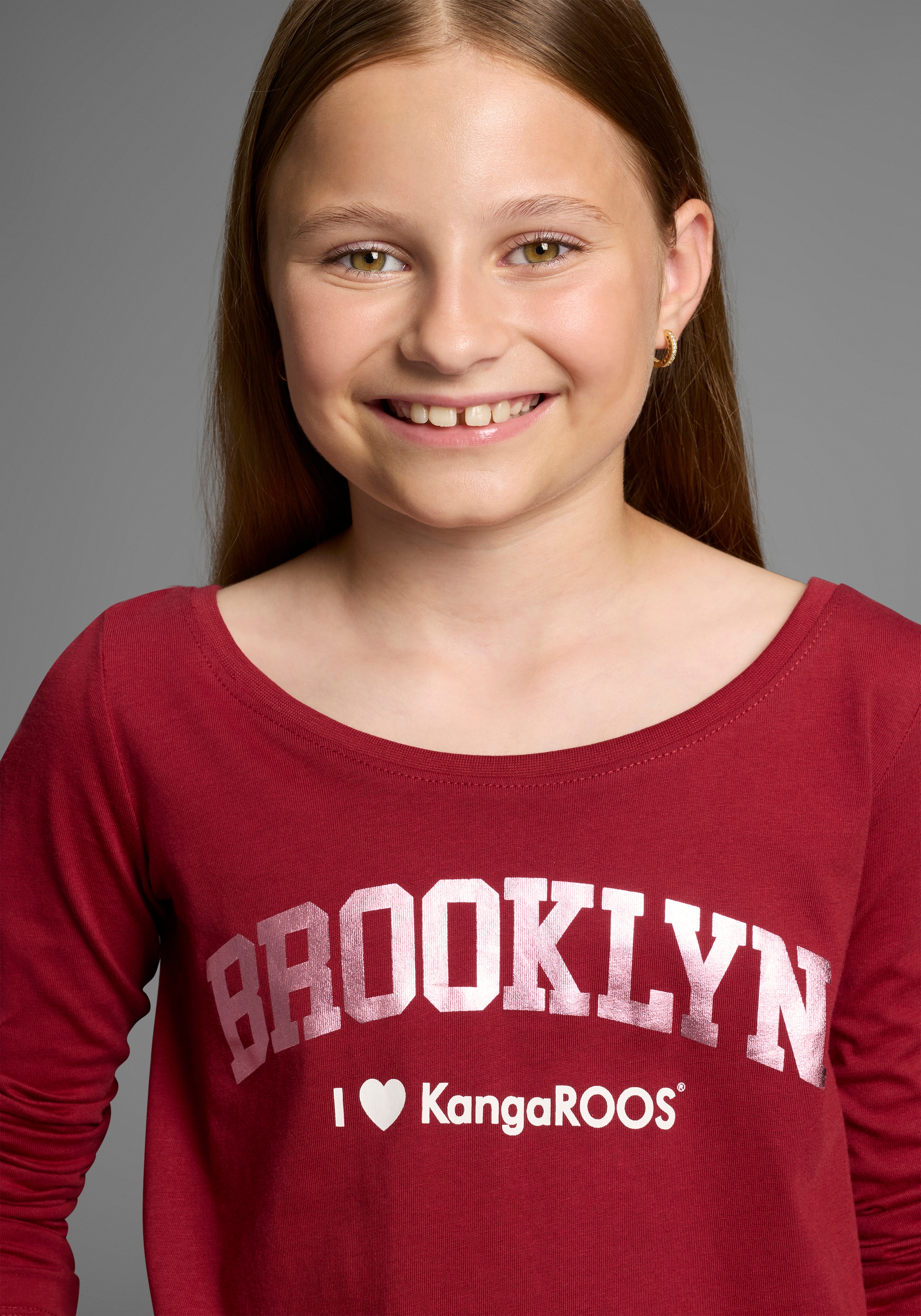 KangaROOS Langarmshirt »Shirt mit BROOKLYN Print«, Trendiger Frontprint, U-Boot Ausschnitt