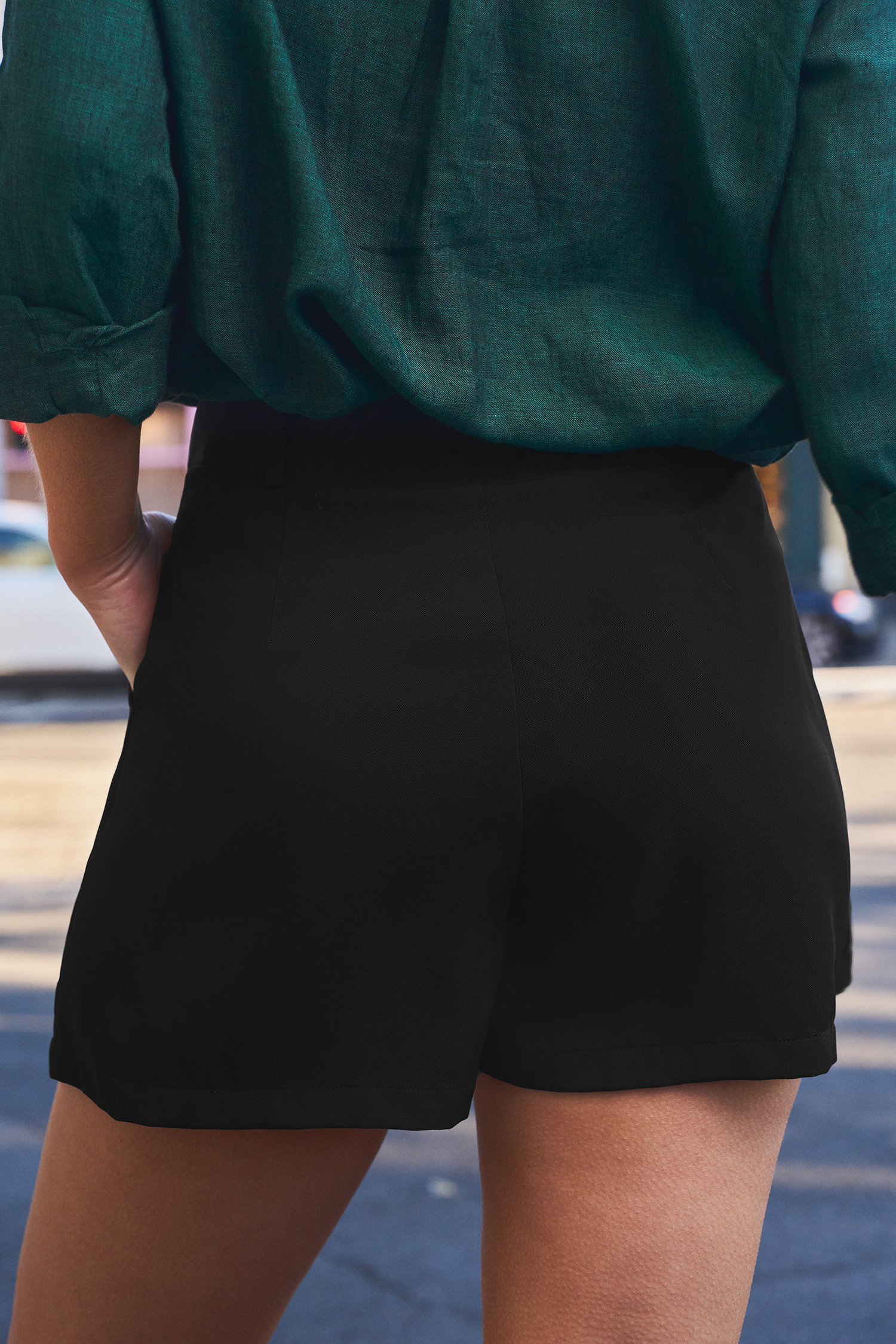 Short taille haute à braguette zippée avec bouton noir