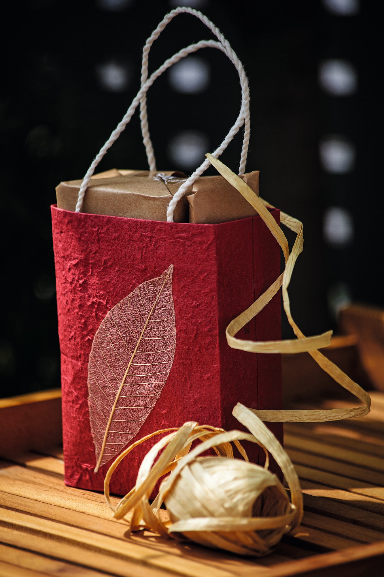 Tasche aus handgeschöpftem Papier, rot, L 11,5 cm, B 5 cm,  H 16 cm günstig bestellen